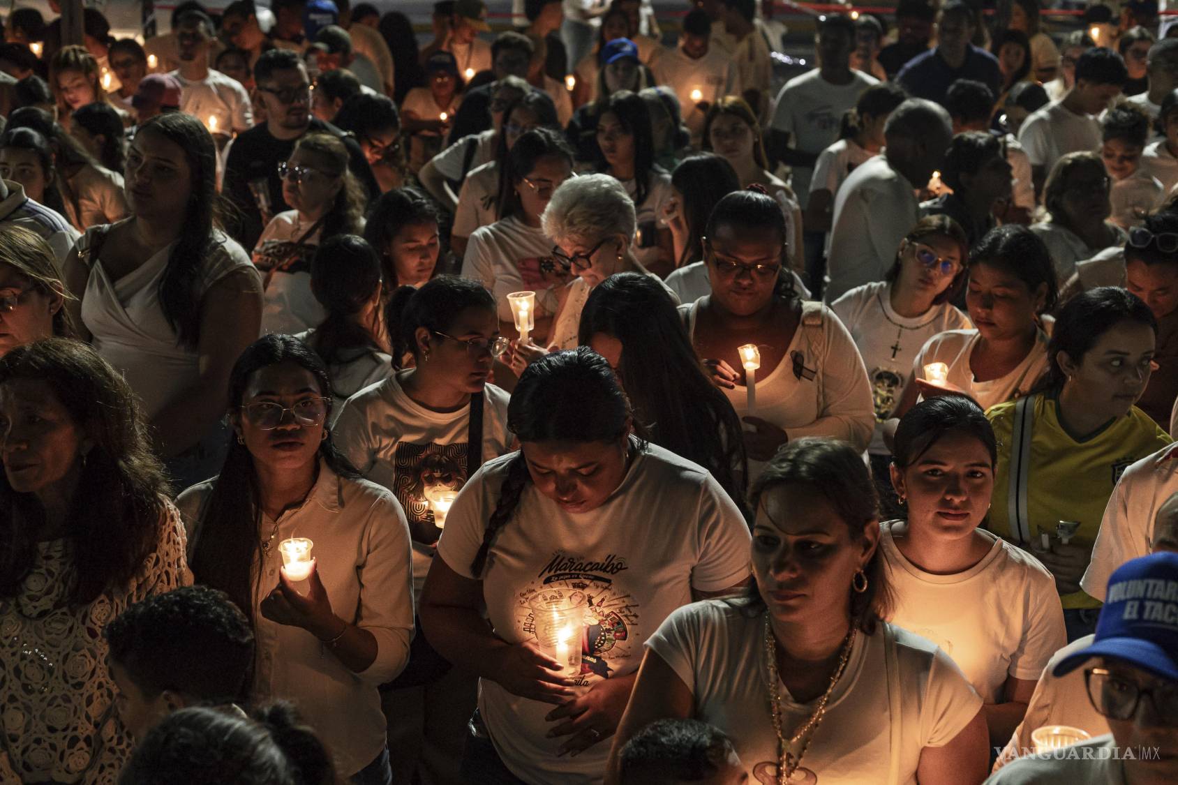 $!Cientos de personas en dos ciudades de Venezuela rindieron homenaje en vigilias a los al menos 3.342 muertos que dejaron los terremotos del 24 de junio y se solidarizaron con los miles de heridos y con los que perdieron sus viviendas, principalmente en la devastada región de La Guaira (norte).