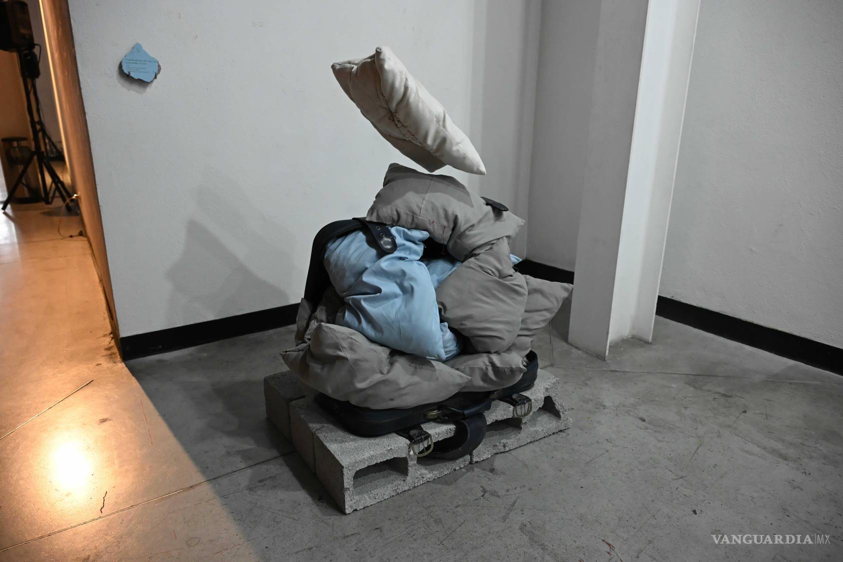 $!María Ortiz convierte lo suave en incomodidad en la expo ‘Mover la cama con los dientes’ en Saltillo