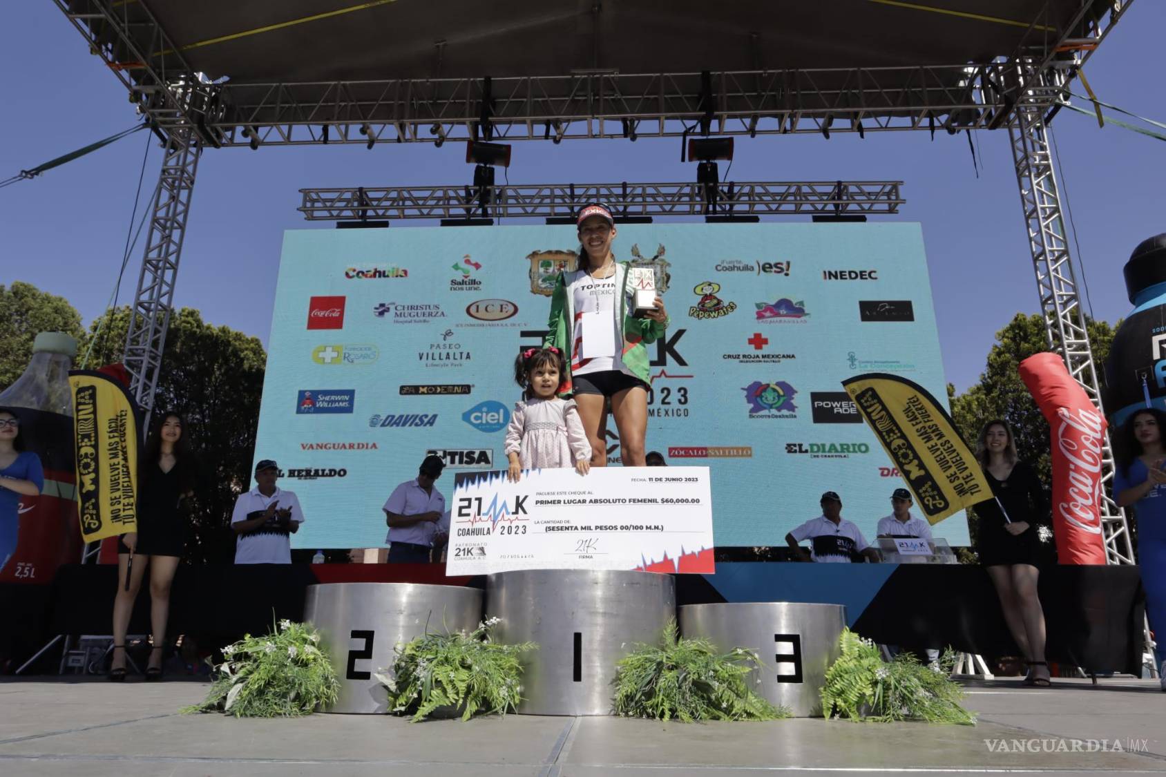 $!Isabel Oropeza Vázquez subió al podio de la mano de su hija para tomar el cheque de 60 mil pesos.