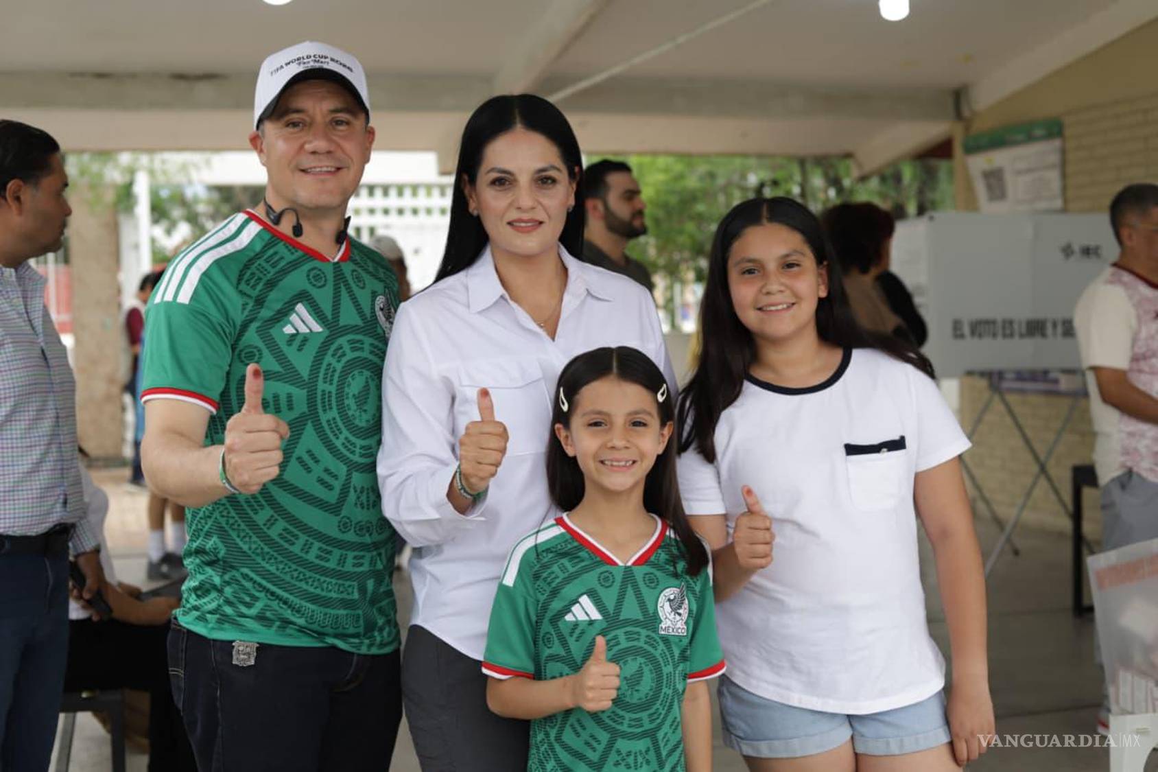 $!La candidata a diputada por el Distrito 13, Luz Elena Morales, emitió su voto en Saltillo y llamó a la ciudadanía a participar en una jornada electoral que calificó como segura y en calma.
