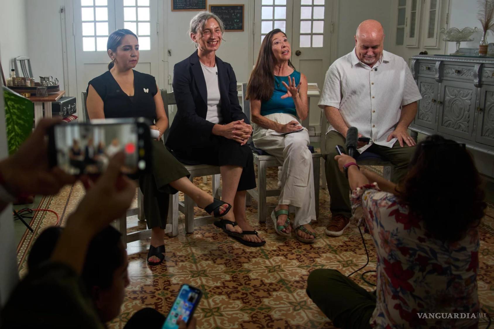 $!Los representantes estadounidenses Delia C. Ramírez (I) Maxine Dexter (c-i), Teresa Leger Fernández (c-d) y Mark Pocan (d), todos demócratas en La Habana, Cuba.