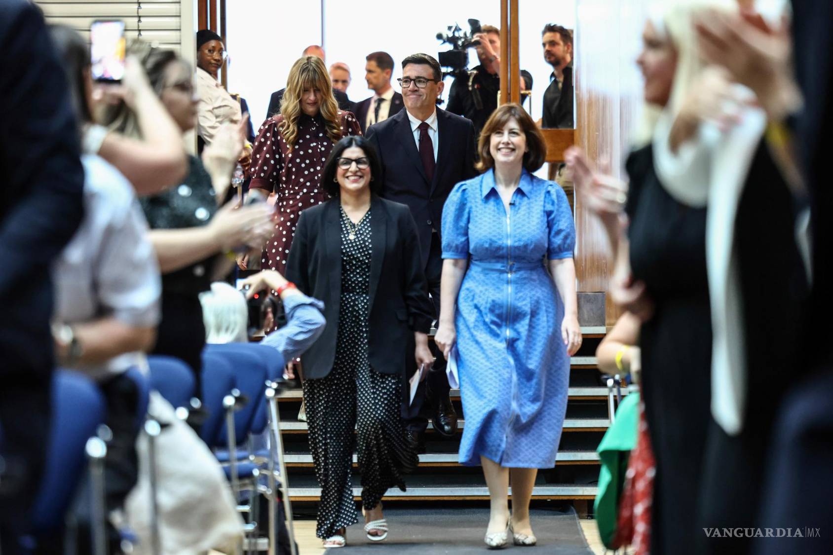 $!Andy Burnham (c), la ministra del Interior británica, Shabana Mahmood (i), y la vicepresidenta del Partido Laborista, Lucy Powell (d), antes de ser confirmado como el nuevo líder del Partido Laborista.
