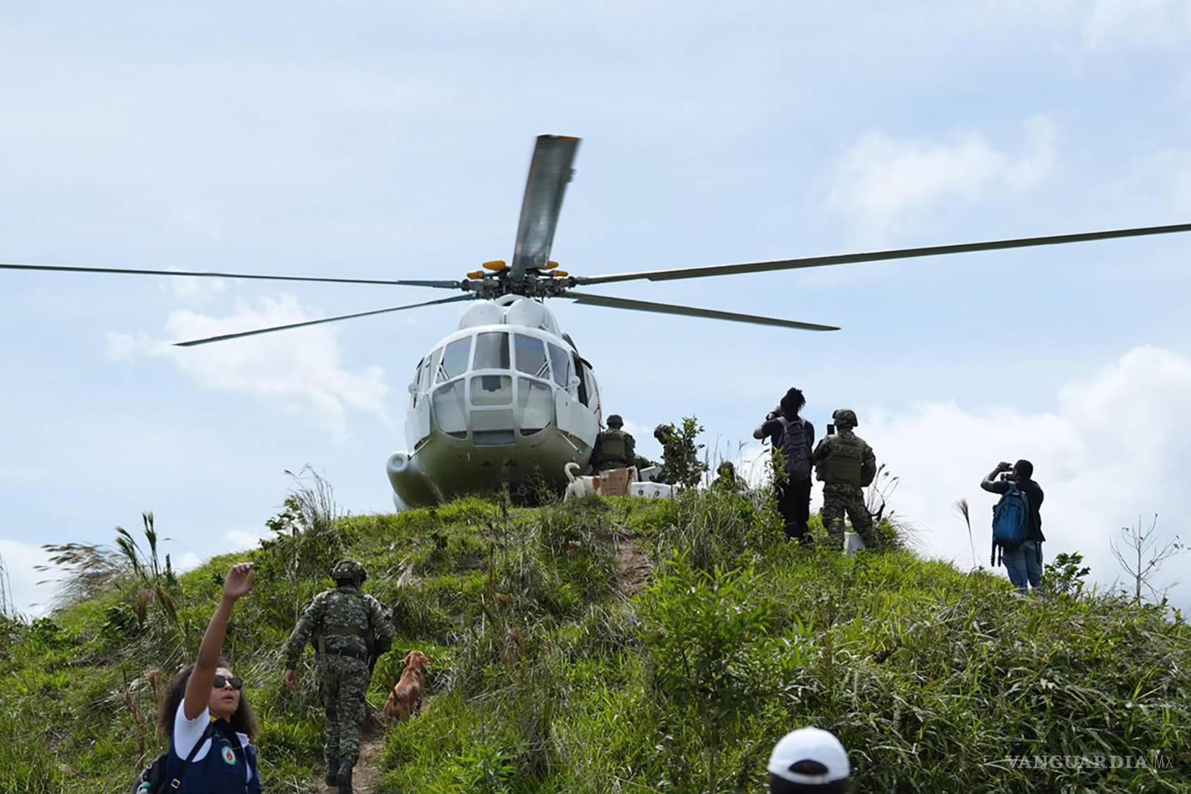 $!Un helicóptero llega con ayudas al lugar del epicentro del terremoto con magnitud de 7.4 en San José de Palmar, Colombia.