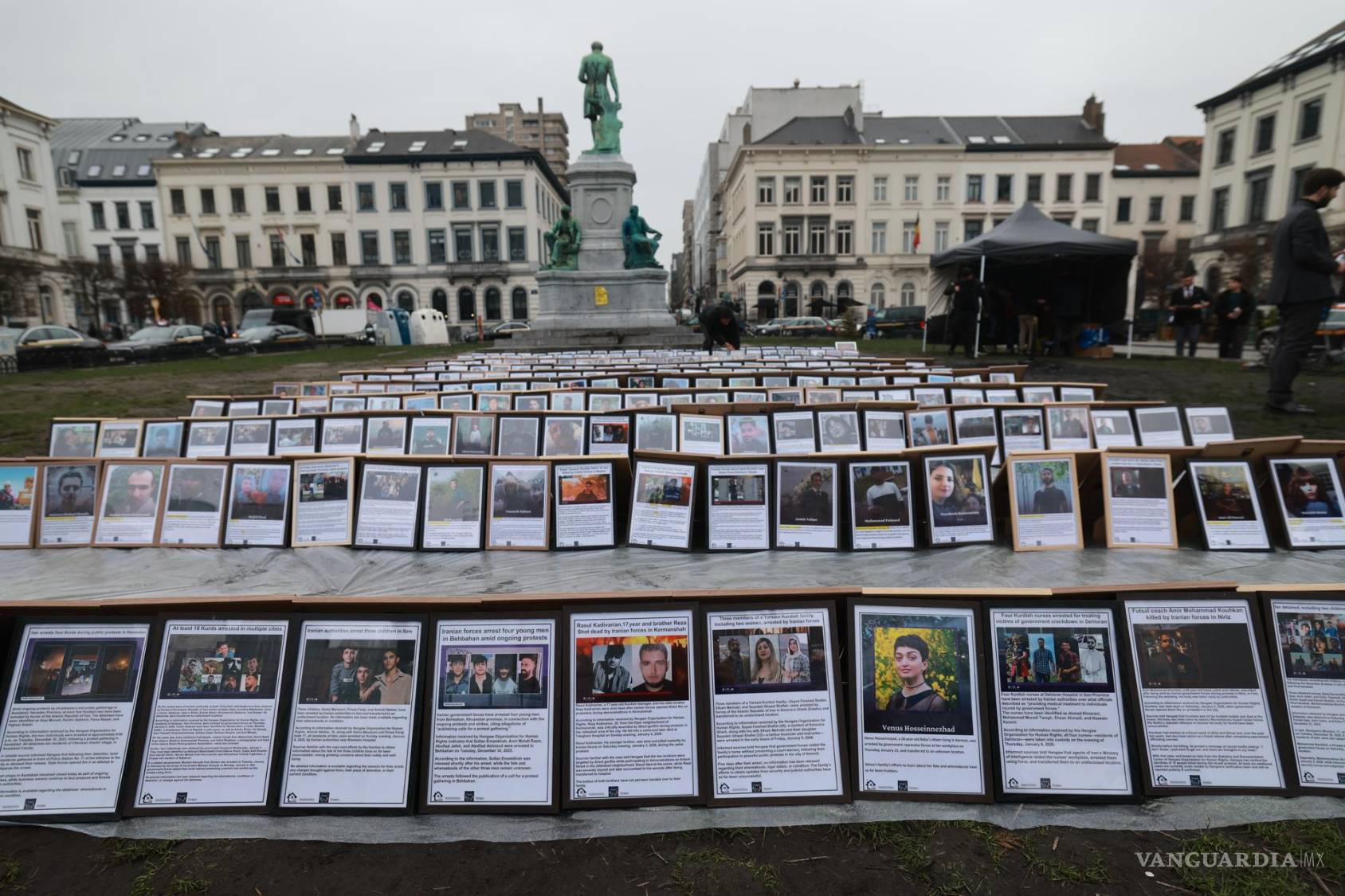 $!Marcos de fotos durante una protesta titulada ‘La Exposición de la Muerte de Irán 2’, en Bruselas de algunos de los miles de manifestantes asesinados en Teherán.