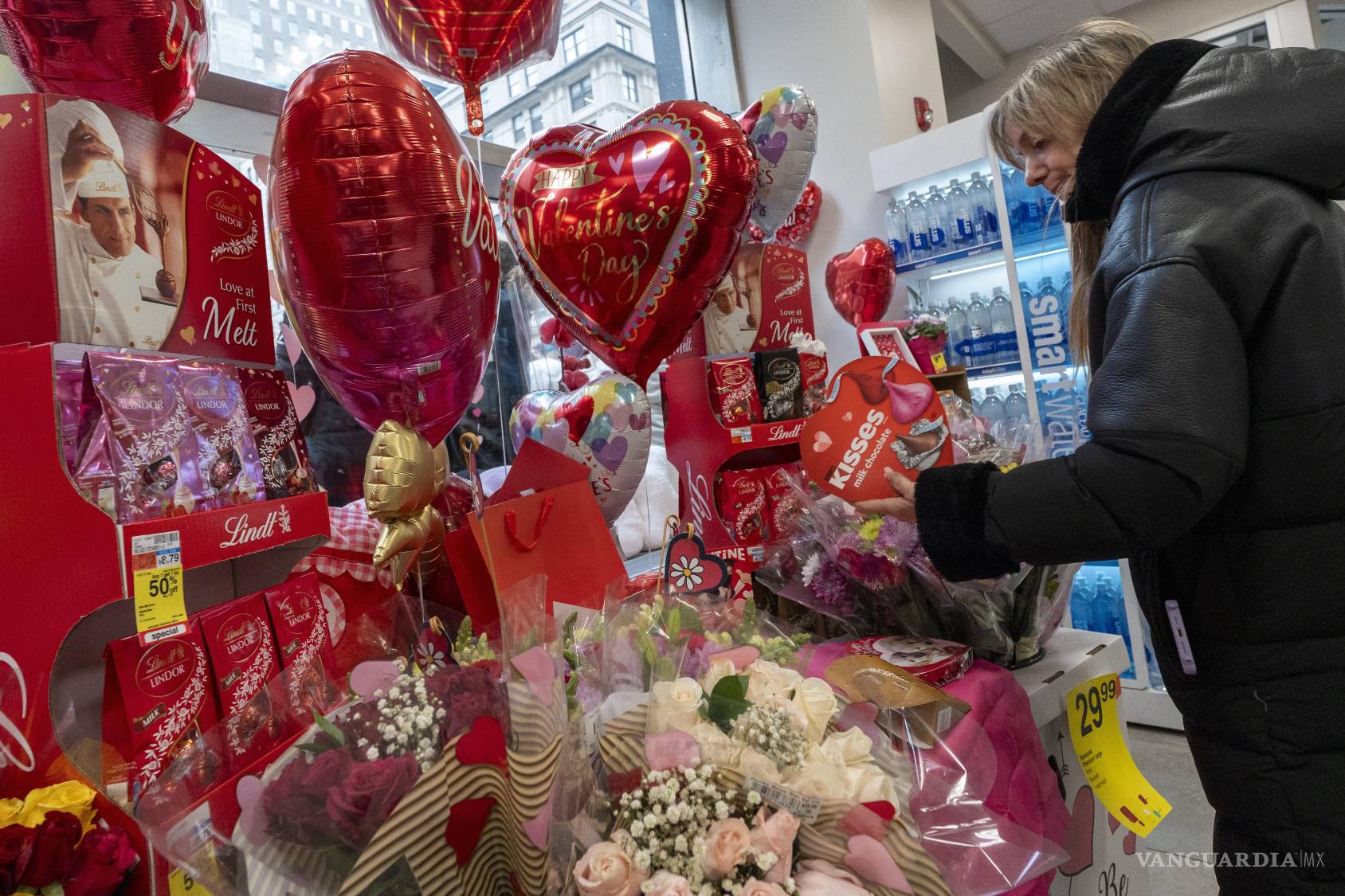$!Una mujer observa artículos alusivos a San Valentín en Nueva York (Estados Unidos).