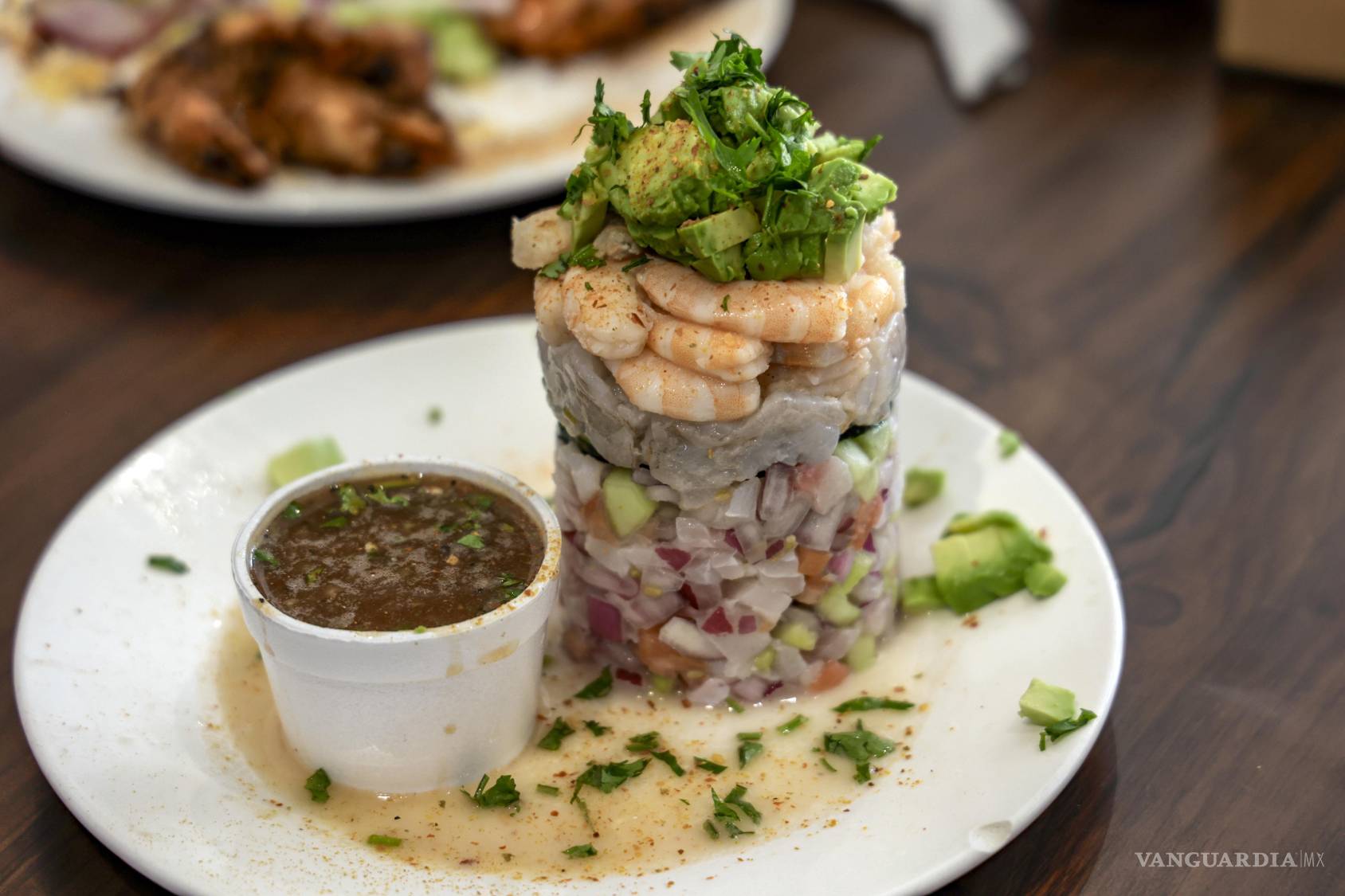 $!Los platillos estrella como tostadas de aguachile, atún y camarones frescos continúan deleitando a los clientes.