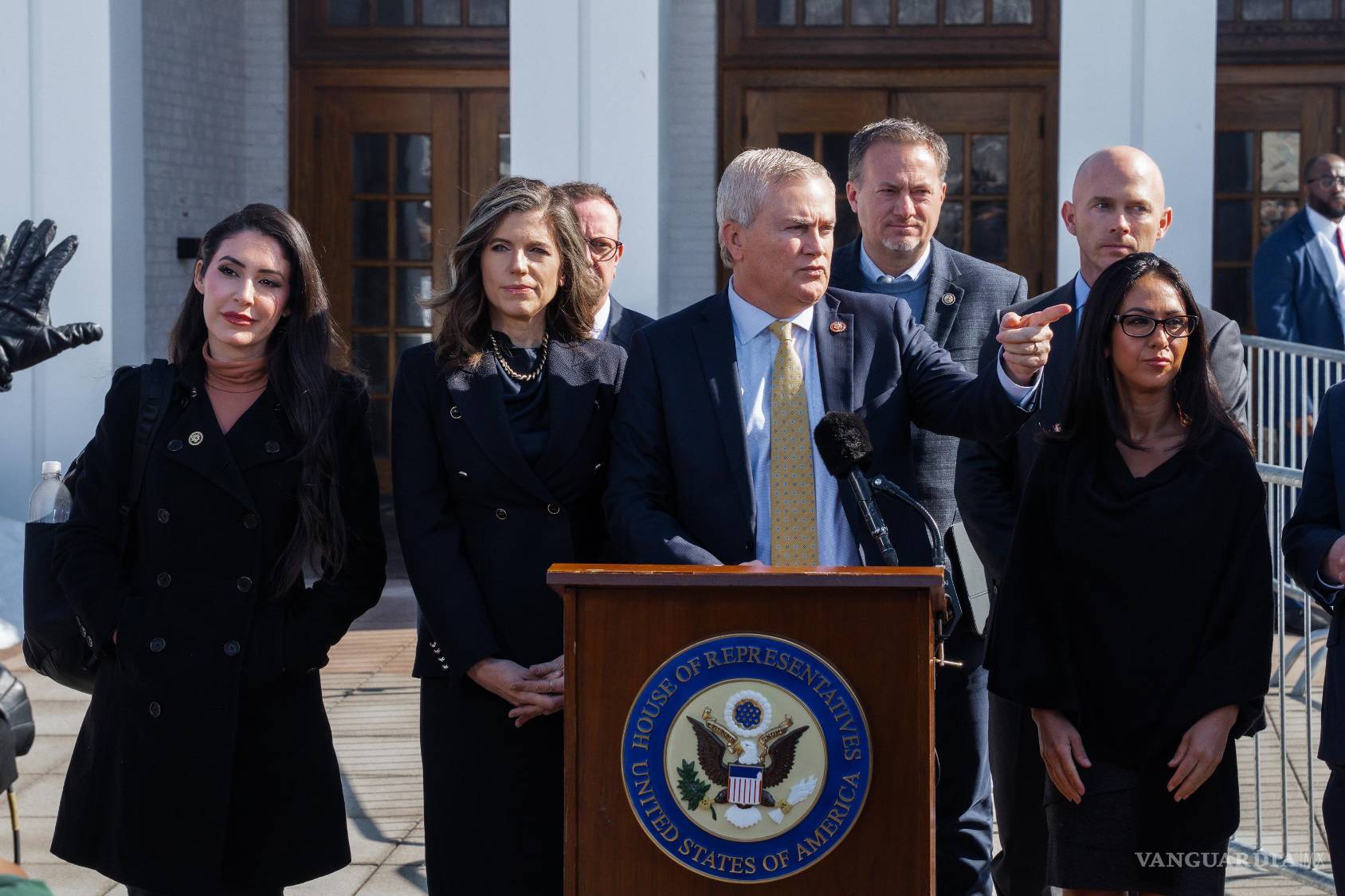$!El presidente del Comité de Supervisión de la Cámara de Representantes, James Comer (centro), antes del testimonio programado de illary Clinton, ante el comité.