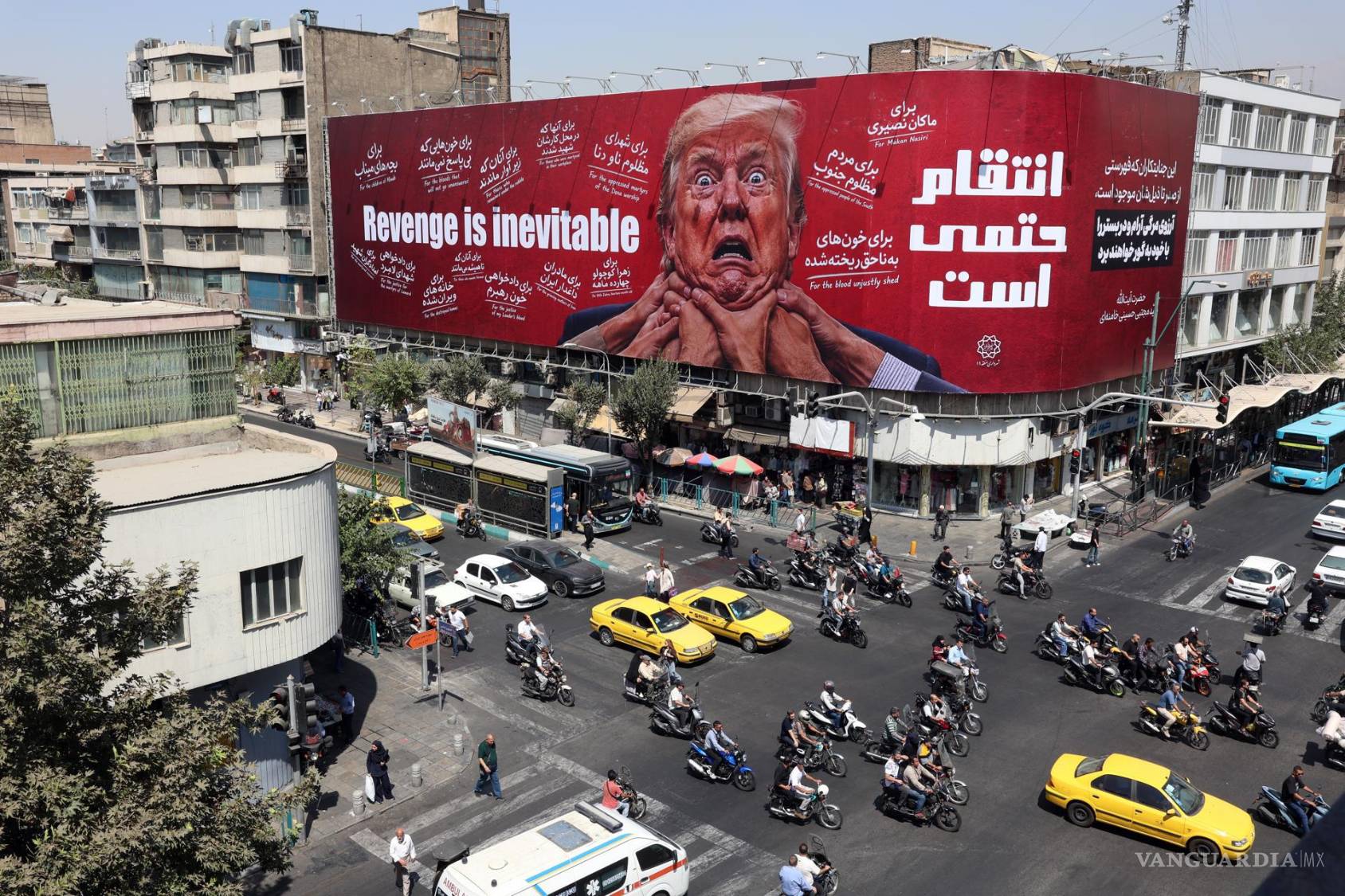 $!Una valla publicitaria contra Trump. El presidente del Parlamento iraní declaró que el estrecho de Ormuz permanecerá cerrado hasta que EU ponga fin a las sanciones.