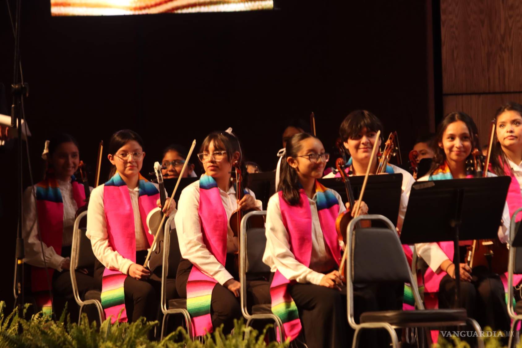 $!Debuta la Orquesta y Coro Esperanza Azteca DIF Coahuila con teatro lleno y ovación de pie