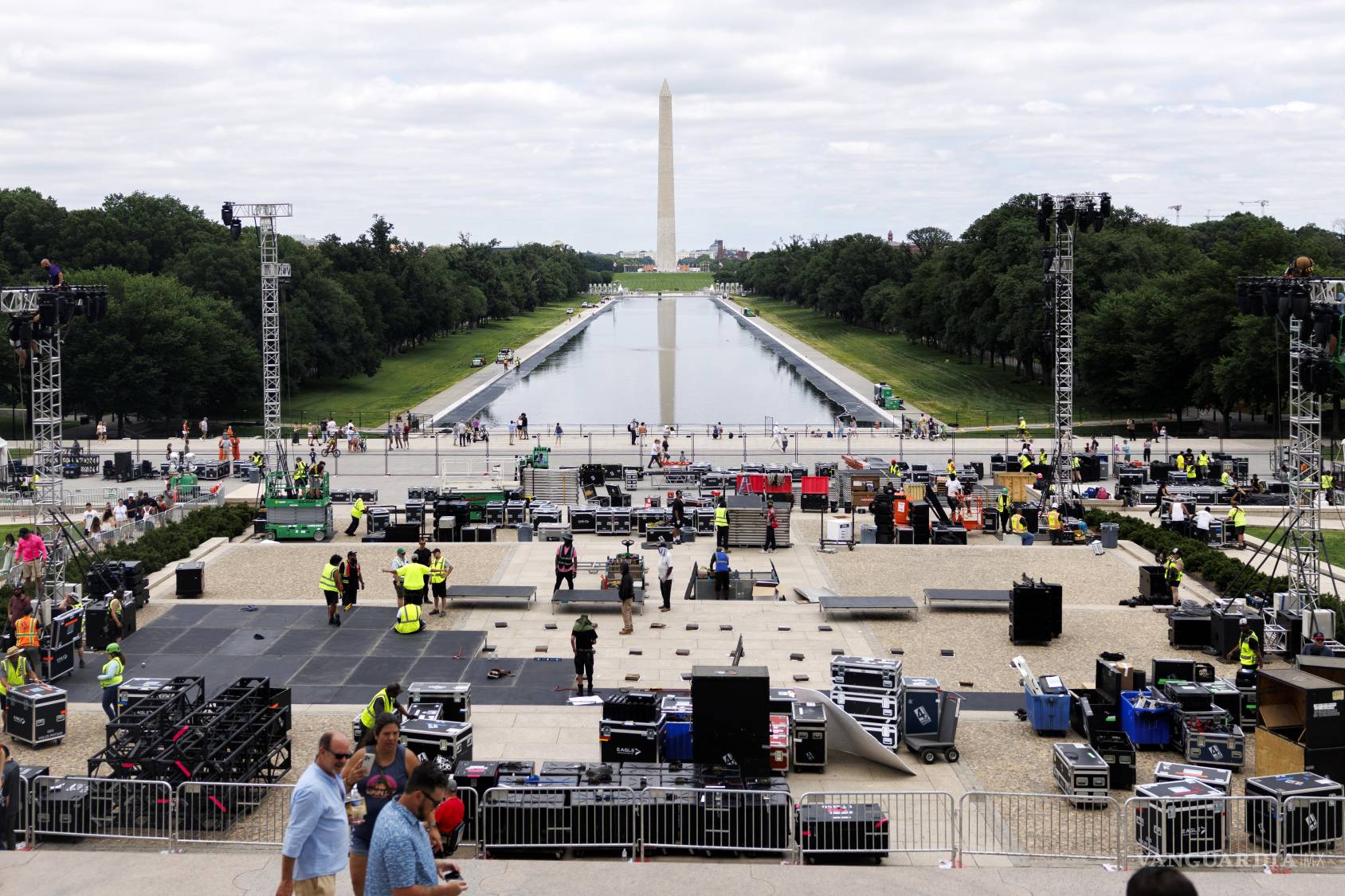 $!Trabajadores construyen un escenario para el pesaje de UFC Freedom 250 en las escaleras del Monumento a Lincoln, Washington D.C.