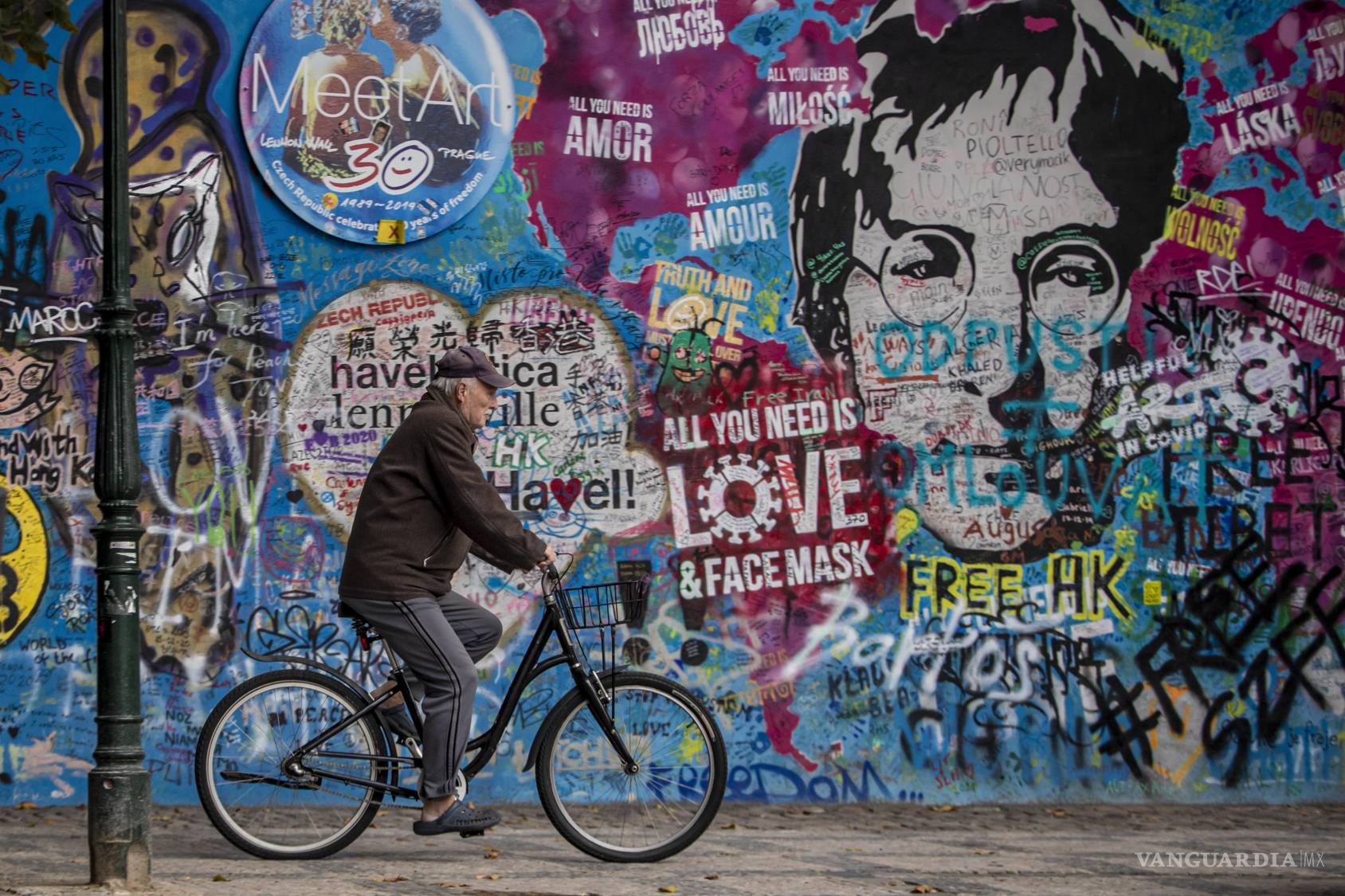 $!El Muro de John Lennon, creado como homenaje al músico tras su muerte.