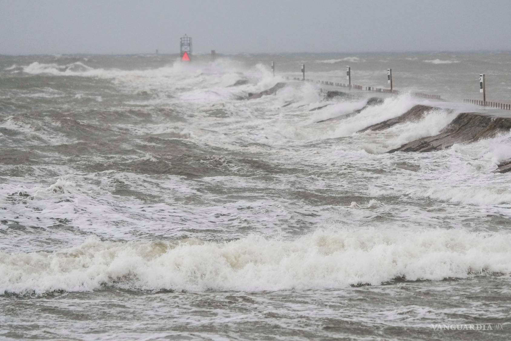 $!Fuertes olas provocadas por la tormenta tropical Arthur azotan la playa de Surfside, Texas.