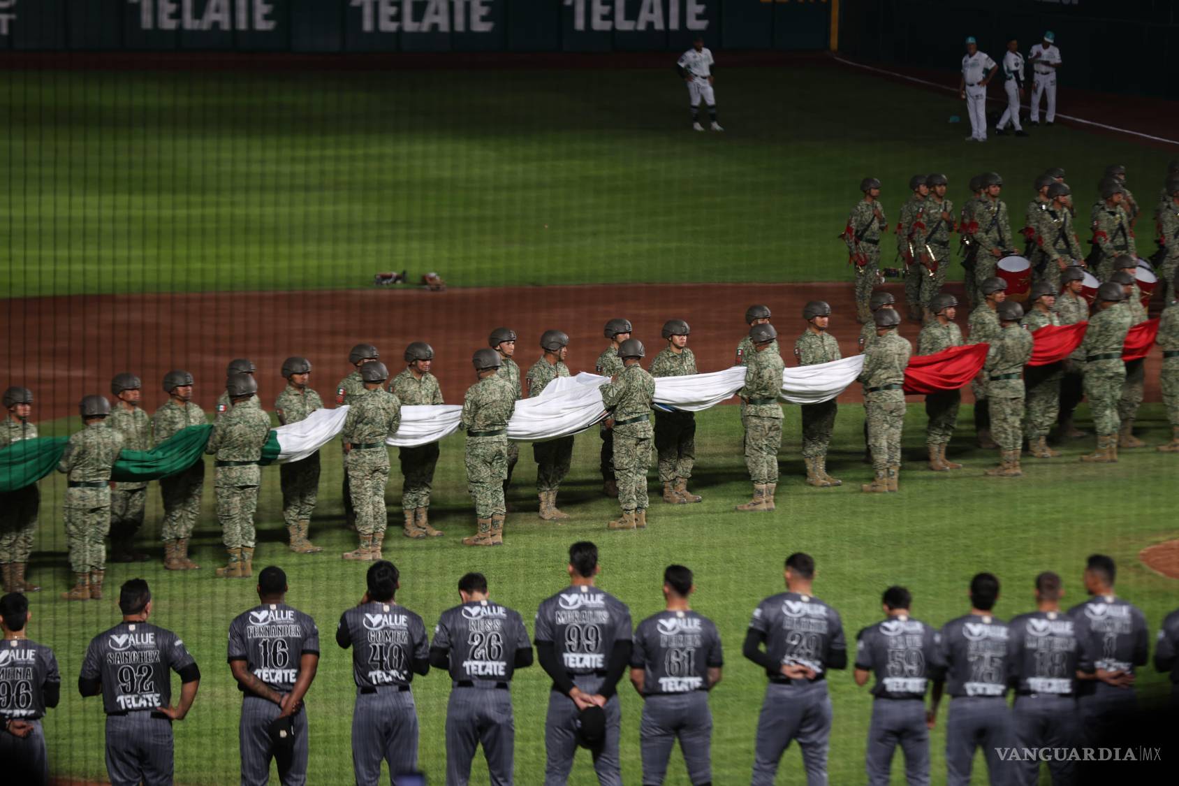 $!La temporada 2025 de los Saraperos de Saltillo comenzó con casa llena, música, fuegos artificiales y afición.