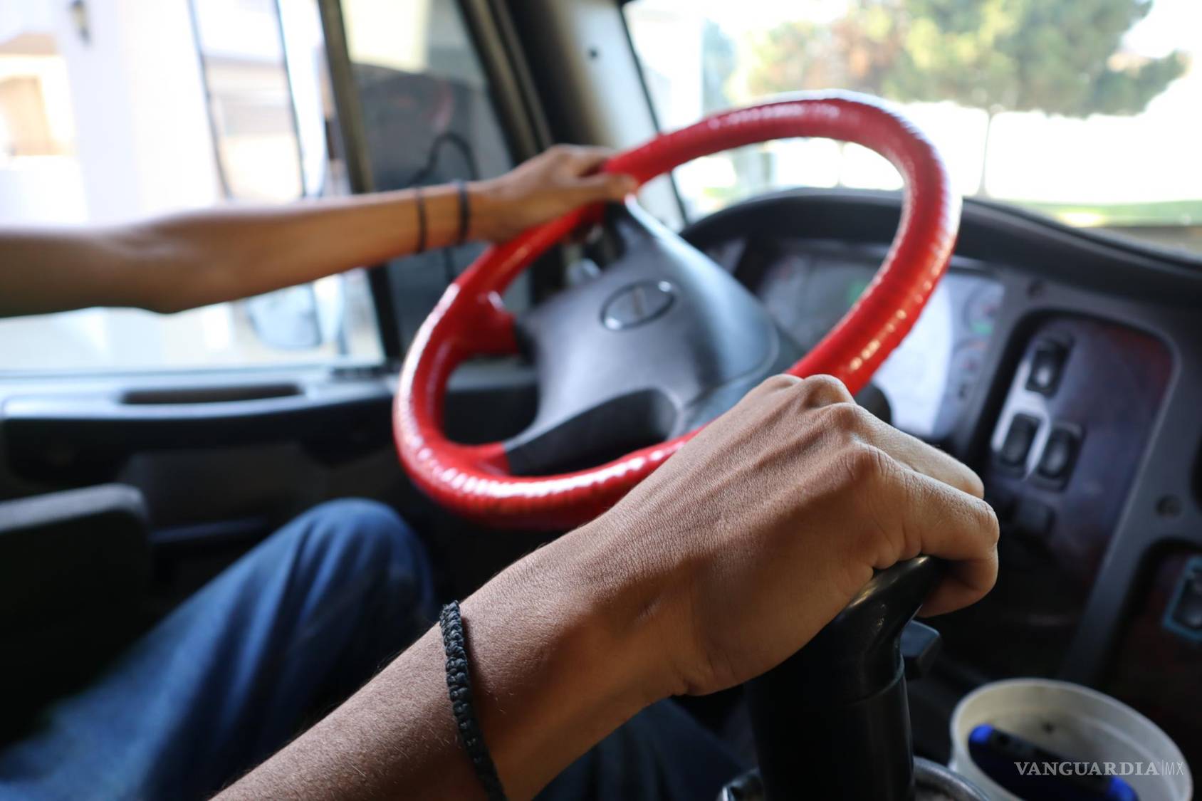 $!El hombre más feliz del mundo: Adrián, el recolector de basura con pasión por la música.