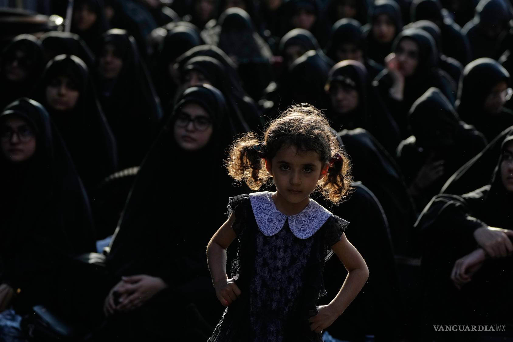 $!Una niña observa mientras varias mujeres se sientan durante una ceremonia de duelo en Teherán, Irán.