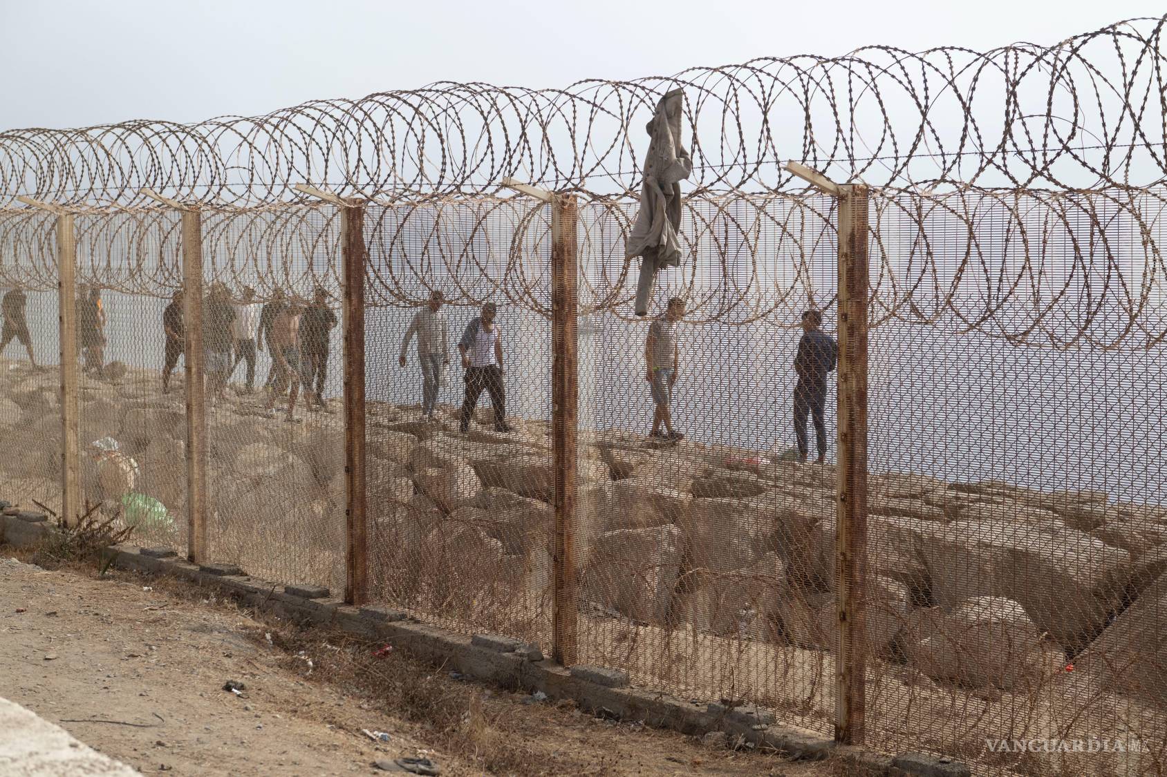 $!Gente que intentó cruzar al territorio español de Ceuta regresa a la localidad marroquí de Fnideq, el sábado 1 de agosto de 2026.