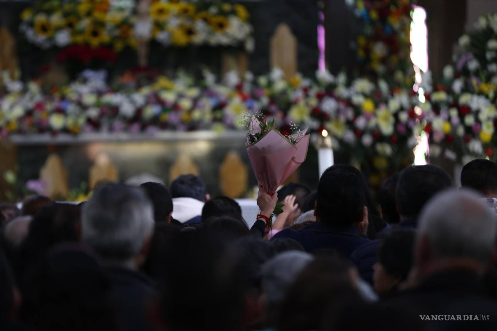 $!Peregrinos caminan en el Santuario de Guadalupe en Saltillo, cargando flores e imágenes como ofrenda para la Virgen Morena.