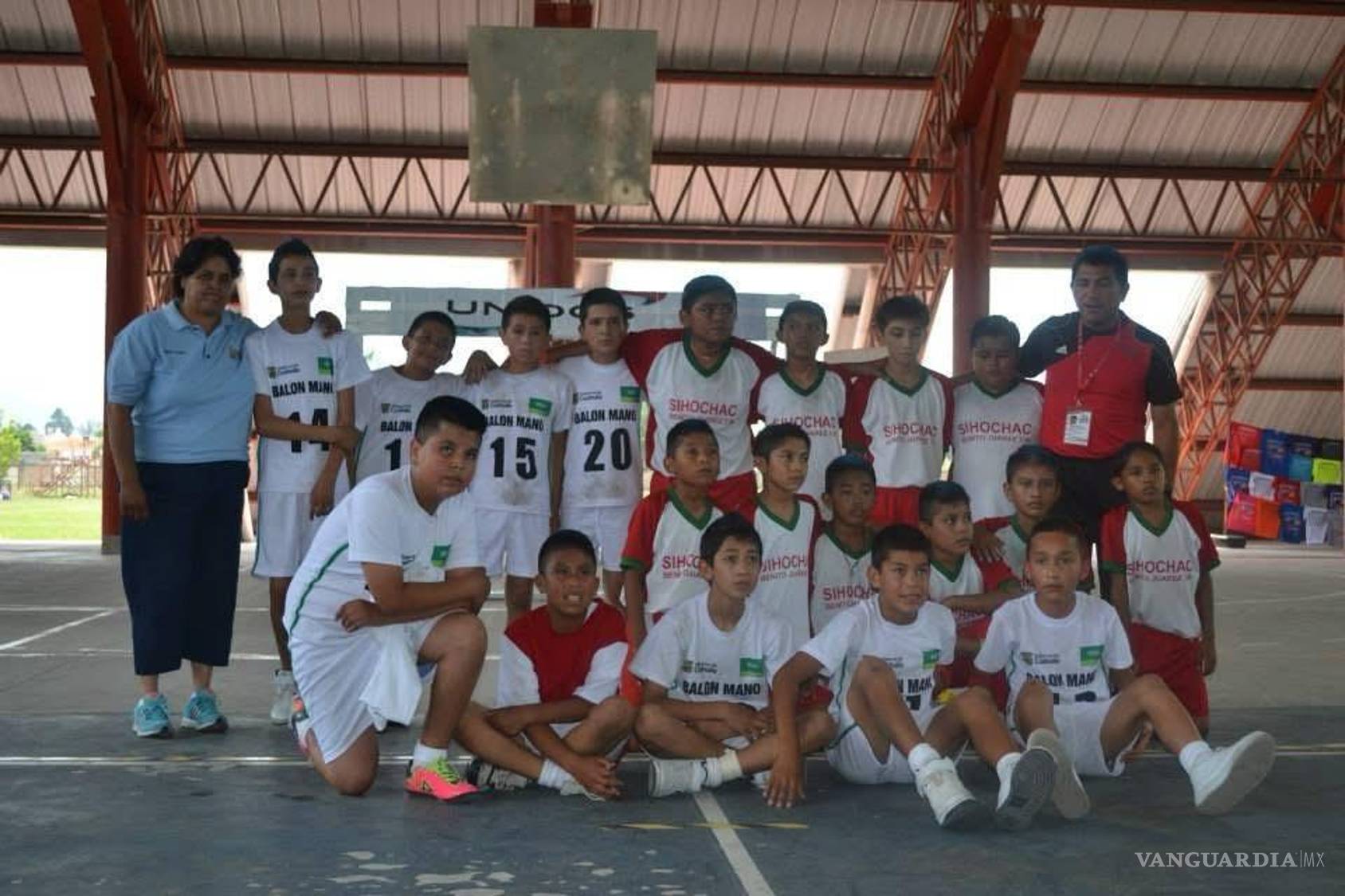 $!Durante más de 30 años de servicio, Graciela participó en diversas competencia escolares junto a sus estudiantes.