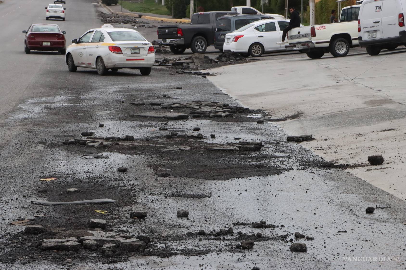 $!Restos de escombro llegaron hasta el bulevar Antonio Cárdenas tras la tormenta.