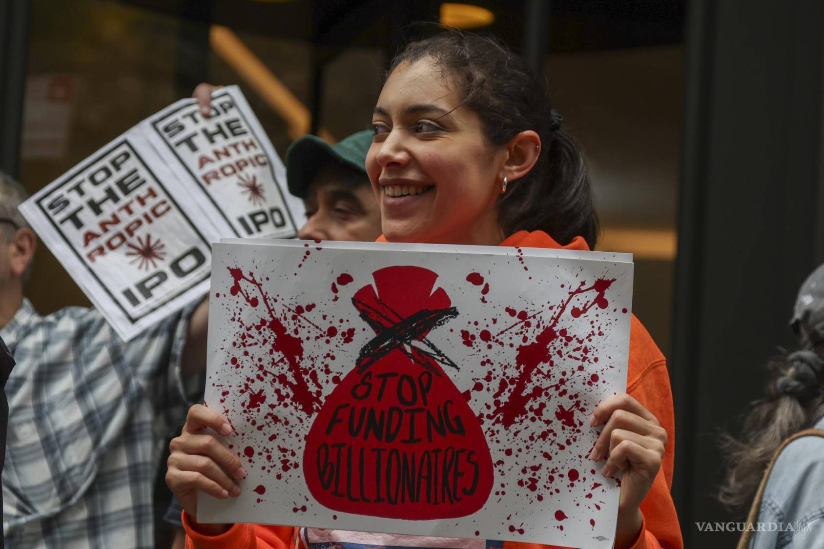 $!Manifestantes participan en una protesta bajo el lema “Stop Anthropic IPO” frente a una oficina de Anthropic en Nueva York, Nueva York.