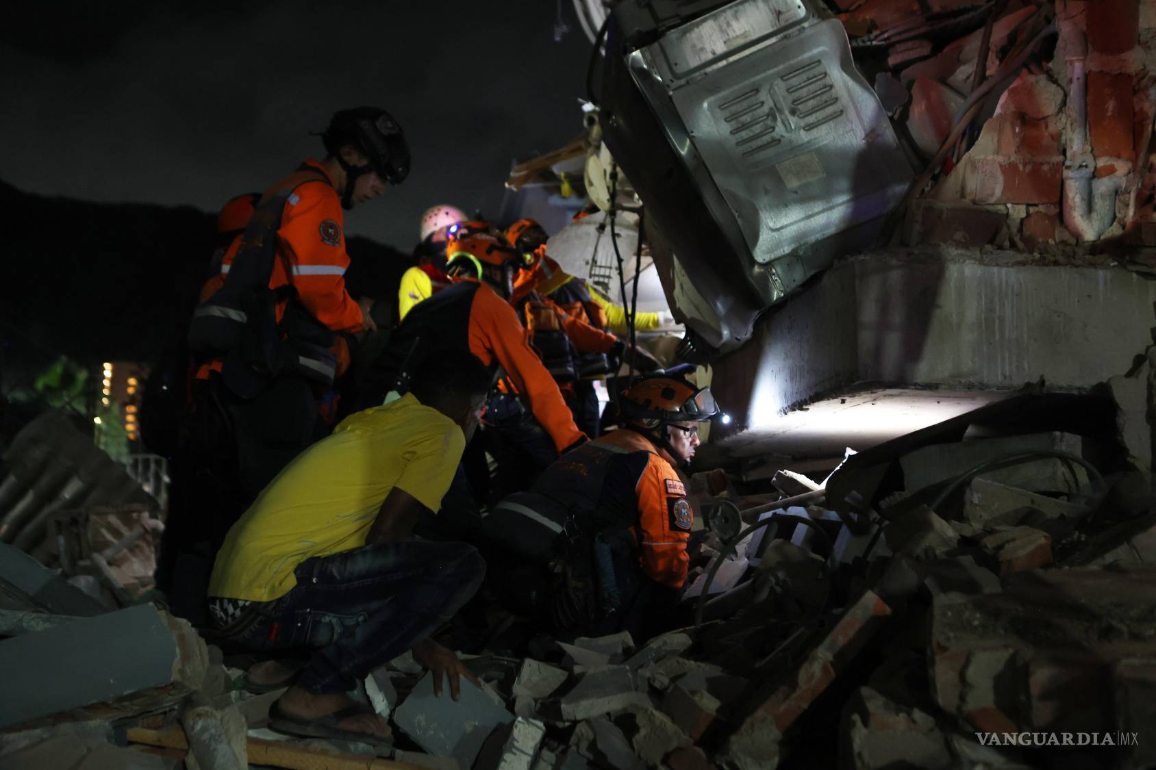 $!Equipos de rescate buscan sobrevivientes tras un terremoto en Caracas, Venezuela, el miércoles 24 de junio de 2026.