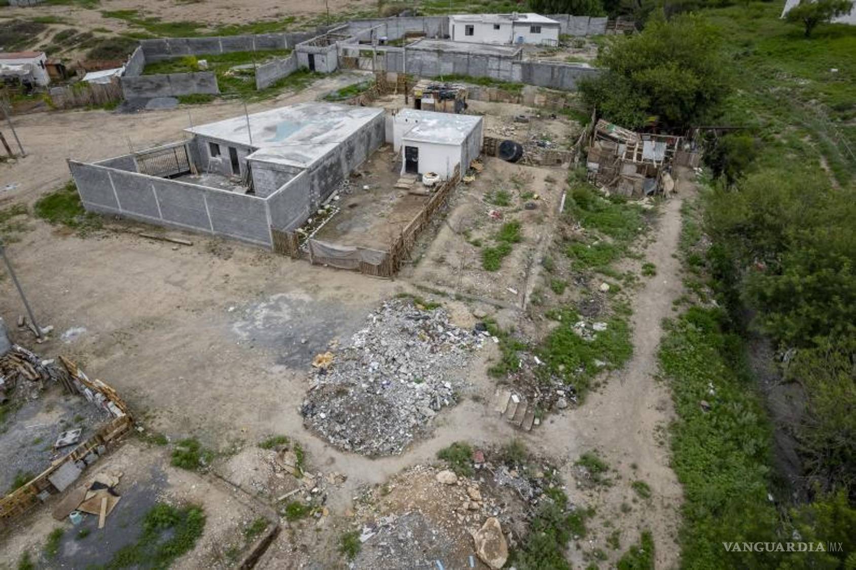 $!Entre el ISSSTE y el nuevo Alsuper Plus, se han instalado tejabanes y levantado bardas junto al cauce natural, afectando su flujo hidráulico.