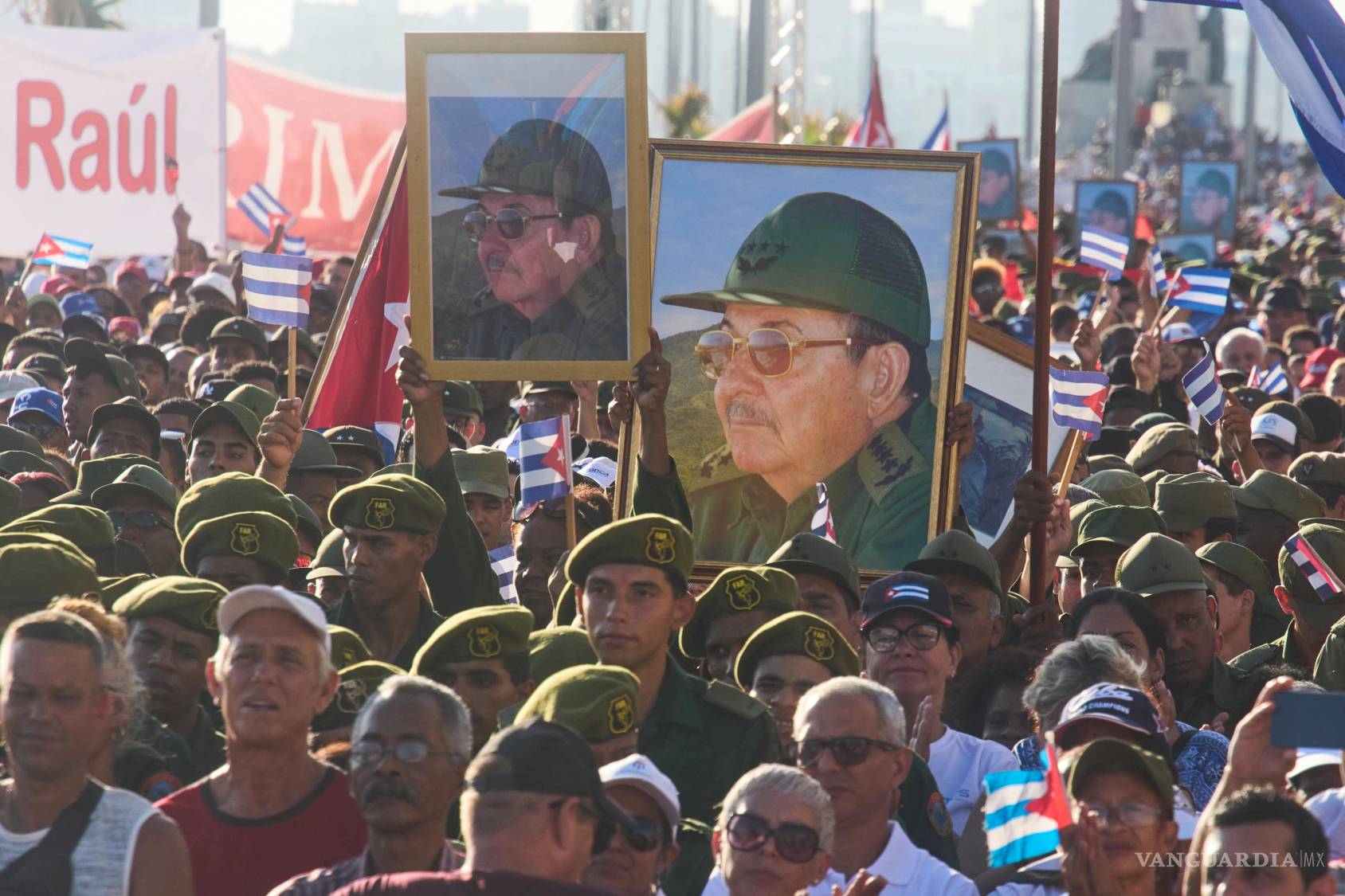 $!Miembros de las Fuerzas Armadas Revolucionarias con retratos del expresidente Raúl Castro durante una manifestación en su apoyo en La Habana.