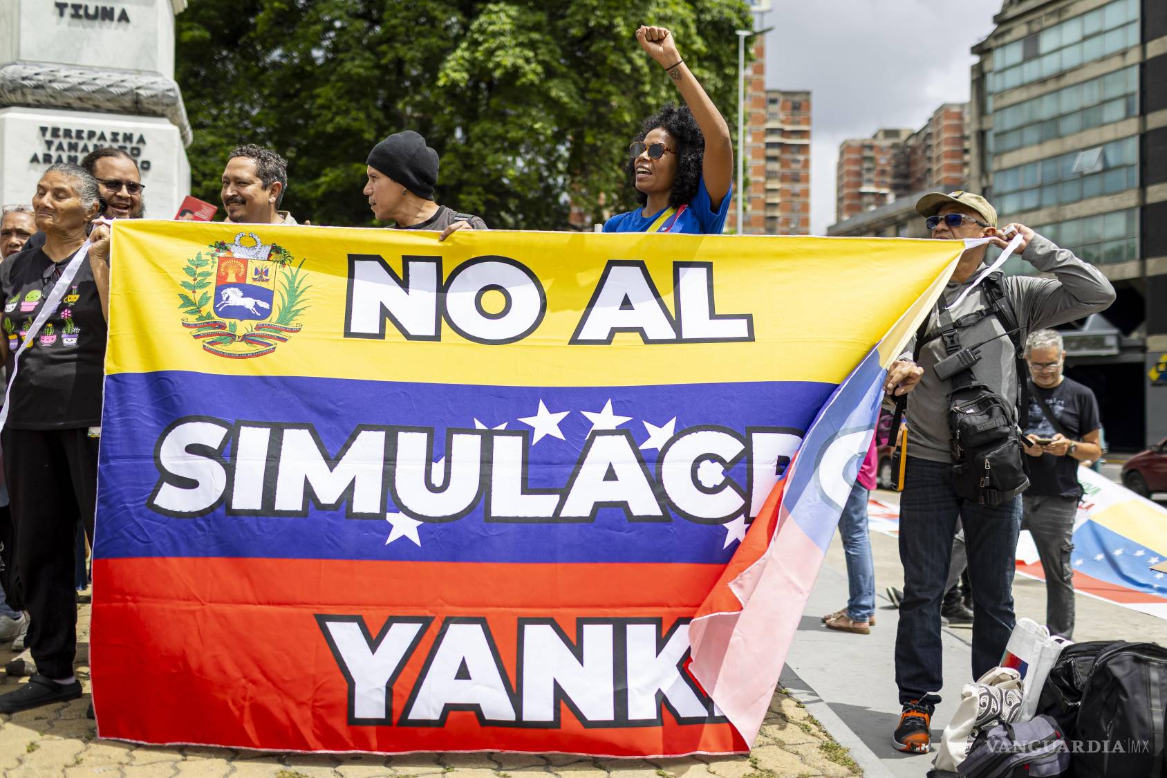 $!Personas se manifiestan en rechazo al simulacro de evacuación que Estados Unidos realiza este sábado, en Caracas, Venezuela.
