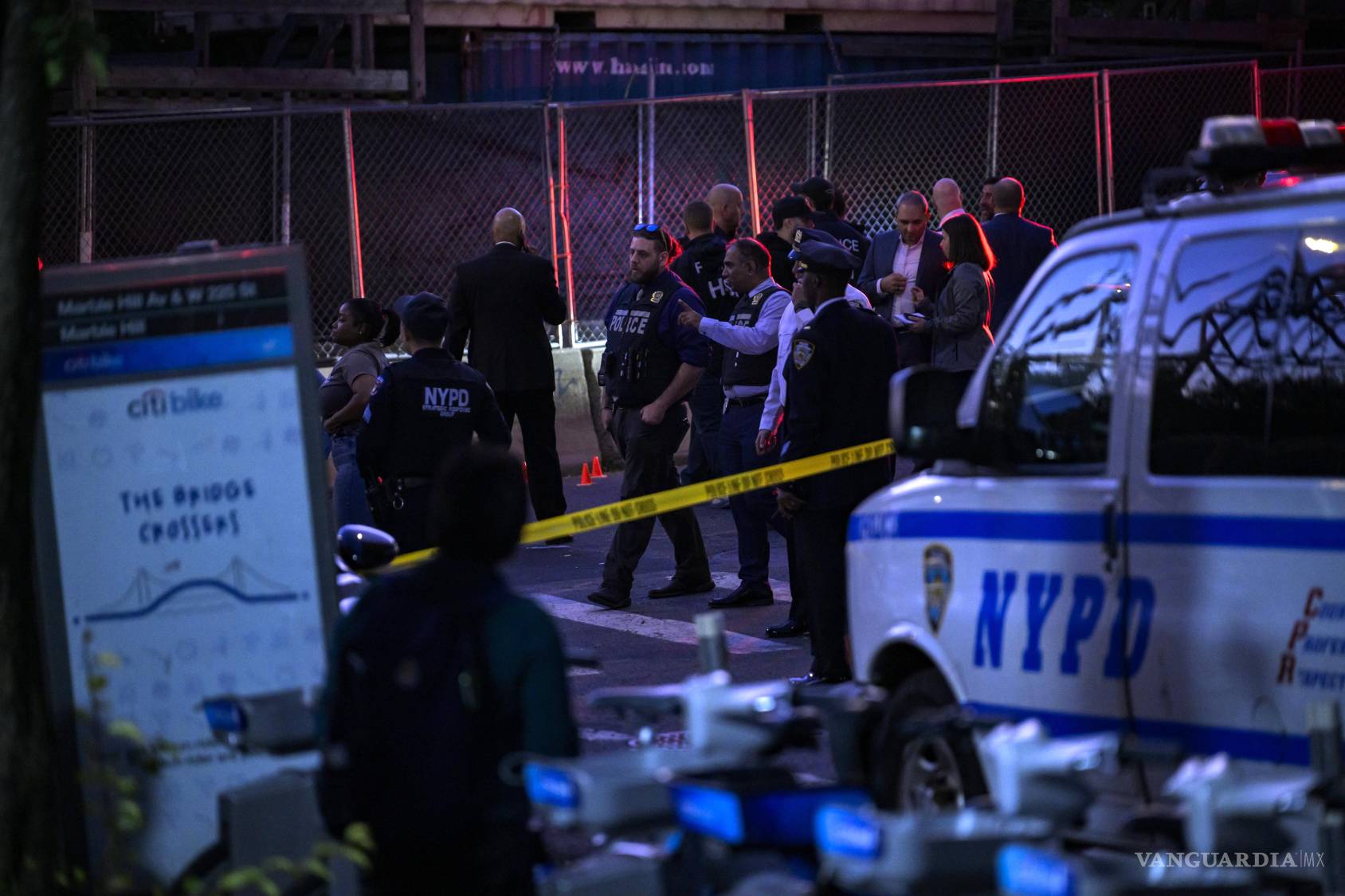 $!Agentes locales asistieron al herido para trasladarlo hacia el hospital más cercano.