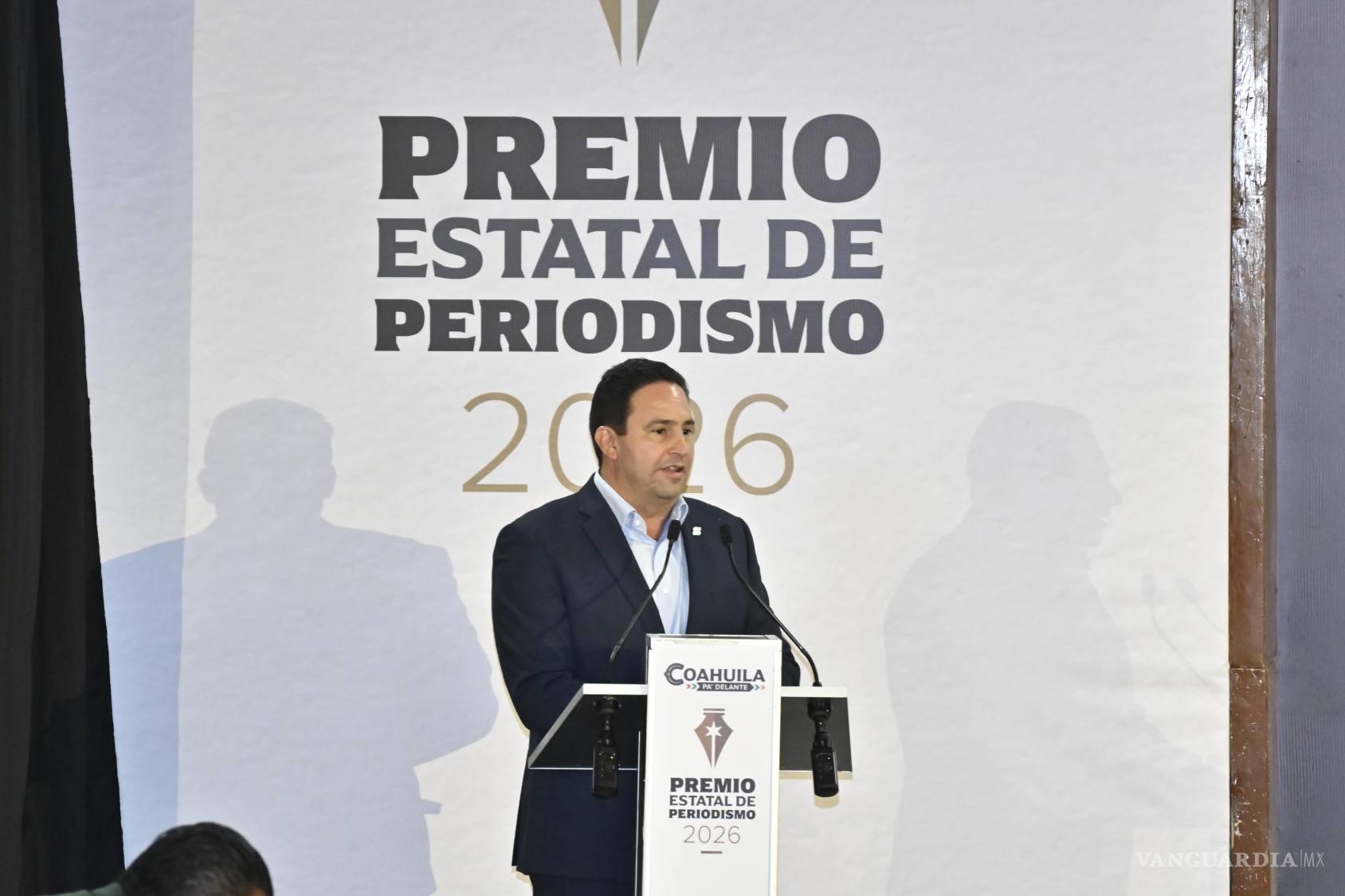 $!Javier Díaz González, alcalde de Saltillo, reconoció la labor de los periodistas en la ceremonia de entrega de los premios.