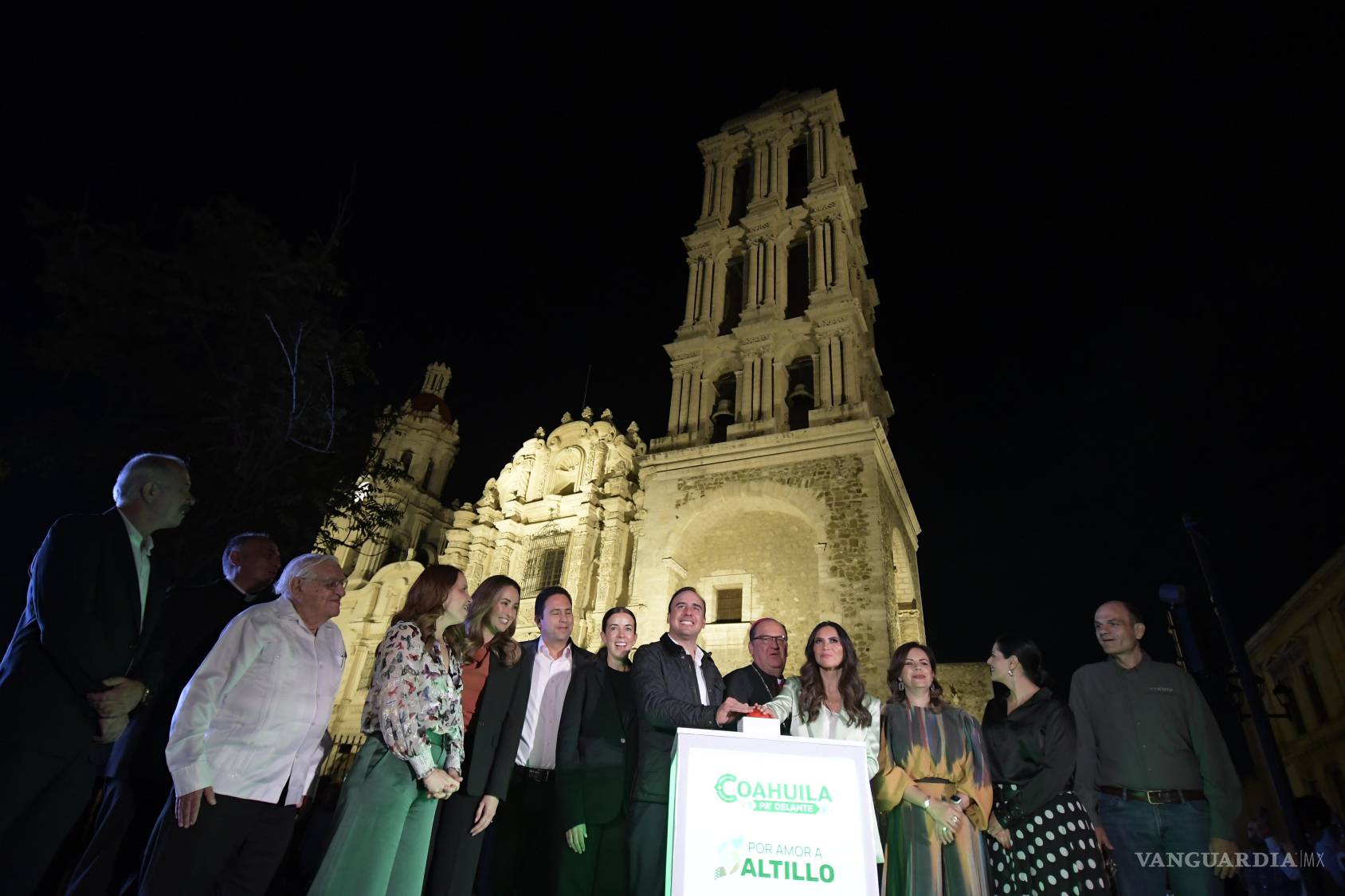 $!Autoridades, empresarios y el obispo de la ciudad participaron en este evento.