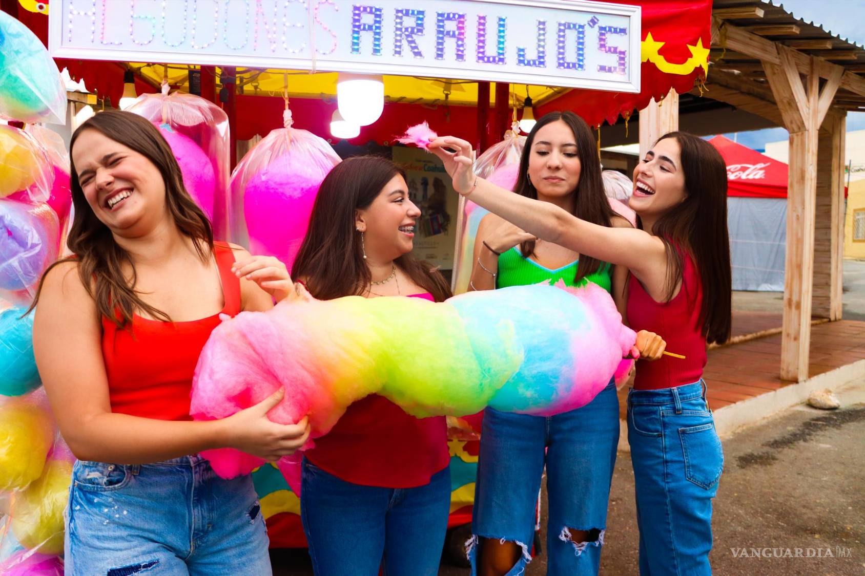 $!Los algodones de azúcar van desde los 40 hasta los 80 pesos.