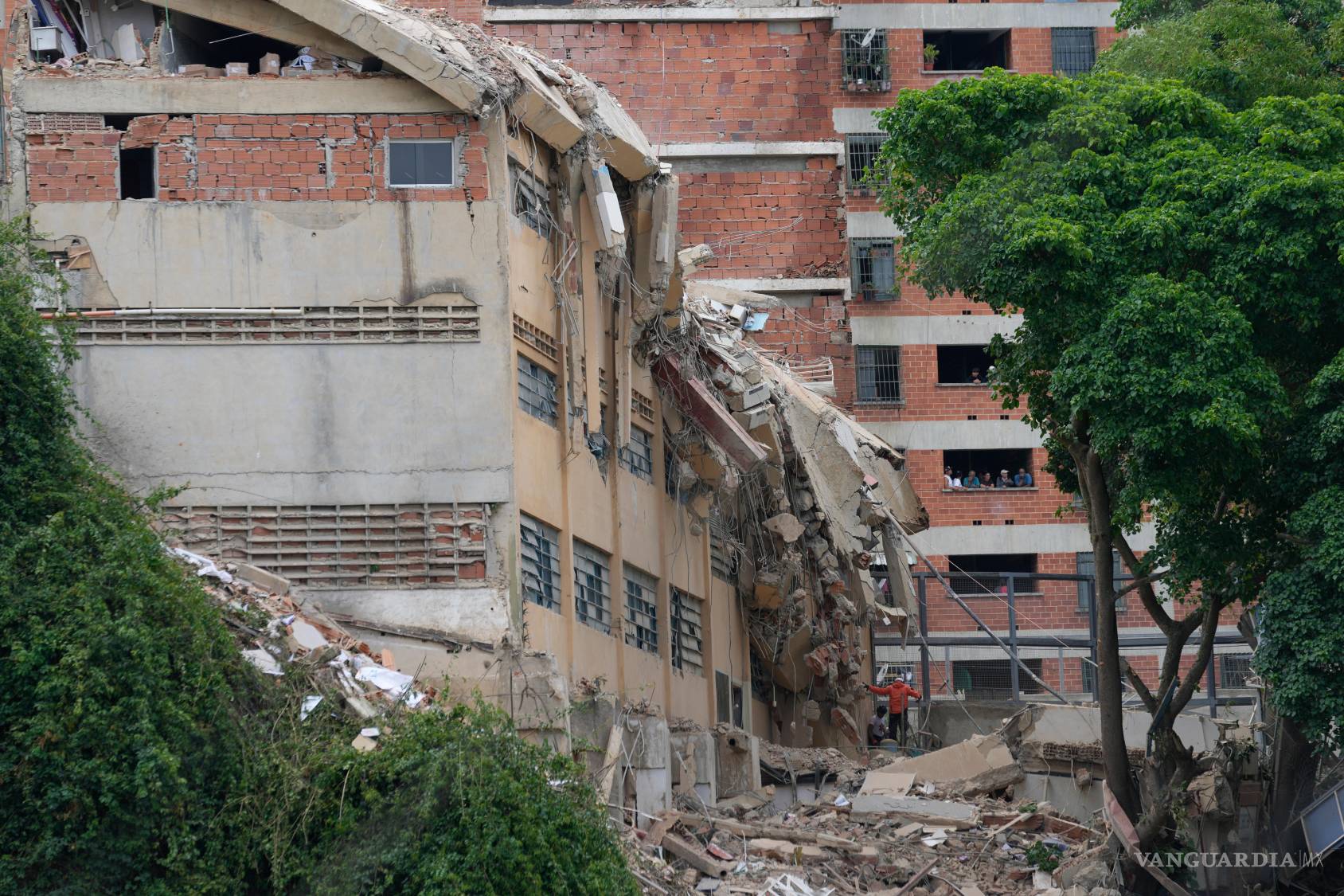 $!La escuela San Judas Tadeo yace parcialmente en ruinas en Caracas, Venezuela, el viernes 3 de julio de 2026, días después de que fuera dañada por los terremotos.