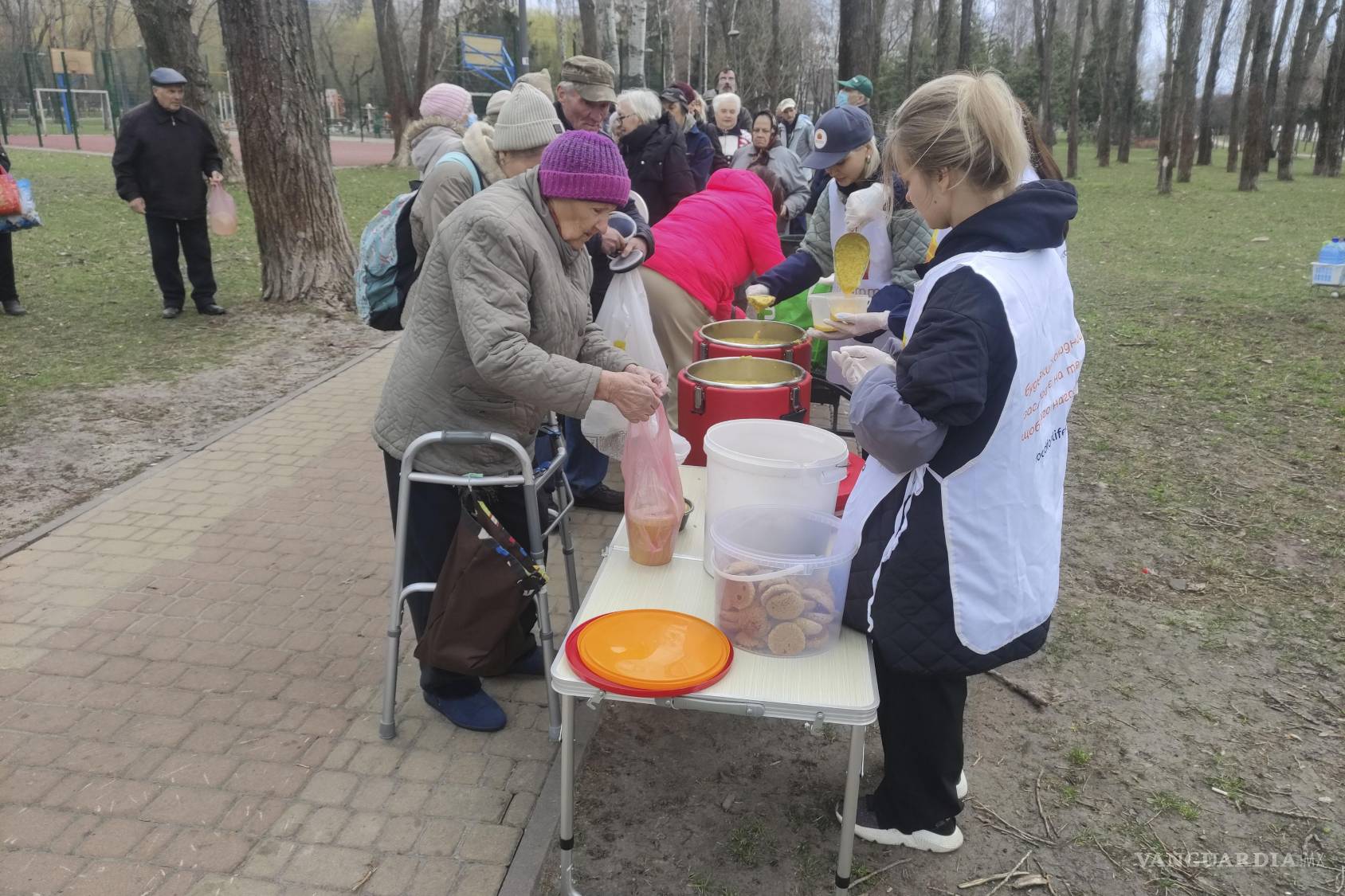$!Voluntarios de la organización Food for Life reparten comida en Kiev.