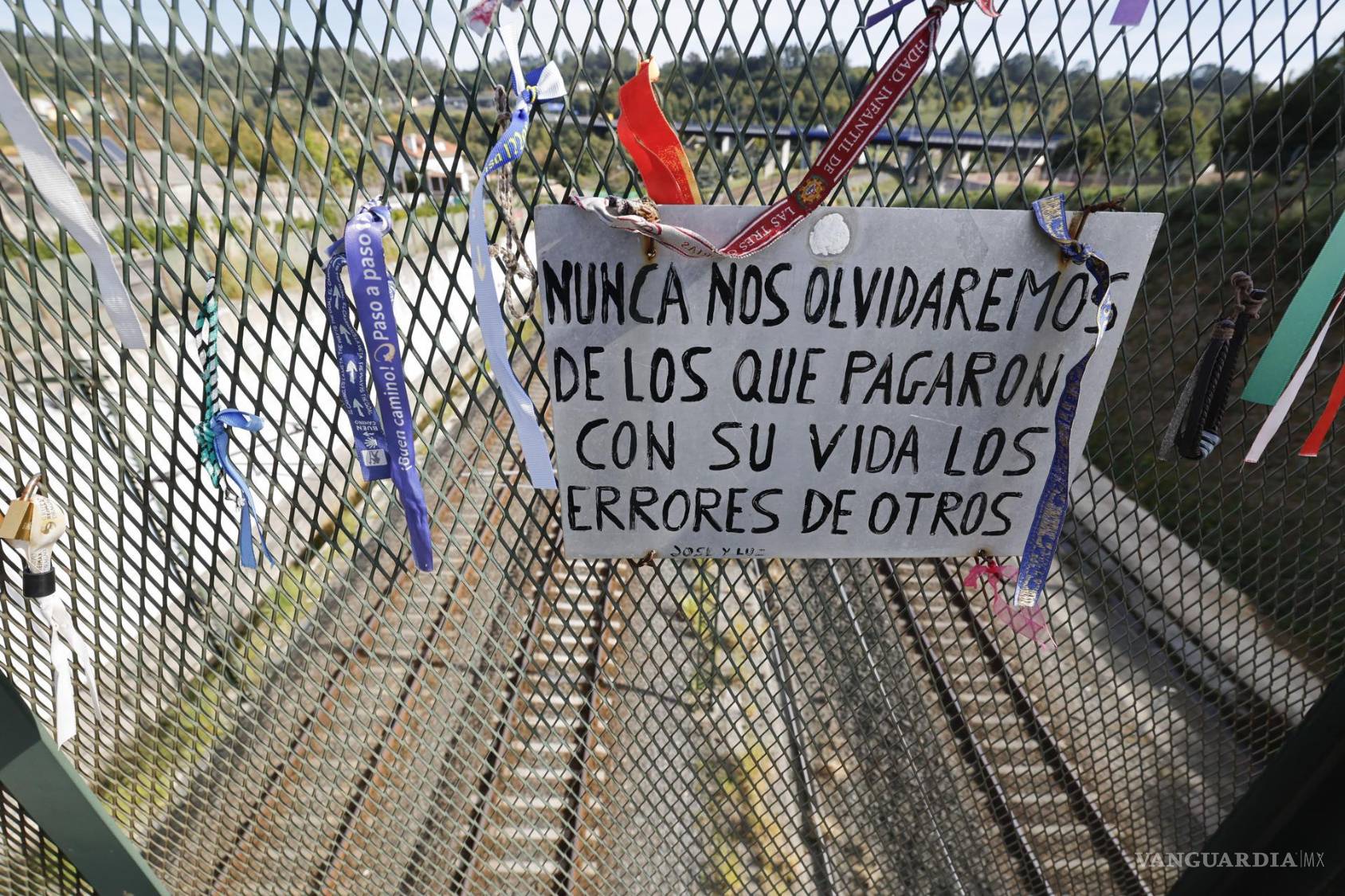 $!Carteles y cintas en memoria de las víctimas del accidente ferroviario de Angrois que tuvo lugar el 24 de julio de 2013 cuando un tren Alvia, descarriló en la curva A Grandeira de Angrois, a unos tres kilómetros de la estación de Santiago de Compostela, permanecen en el lugar del siniestro.