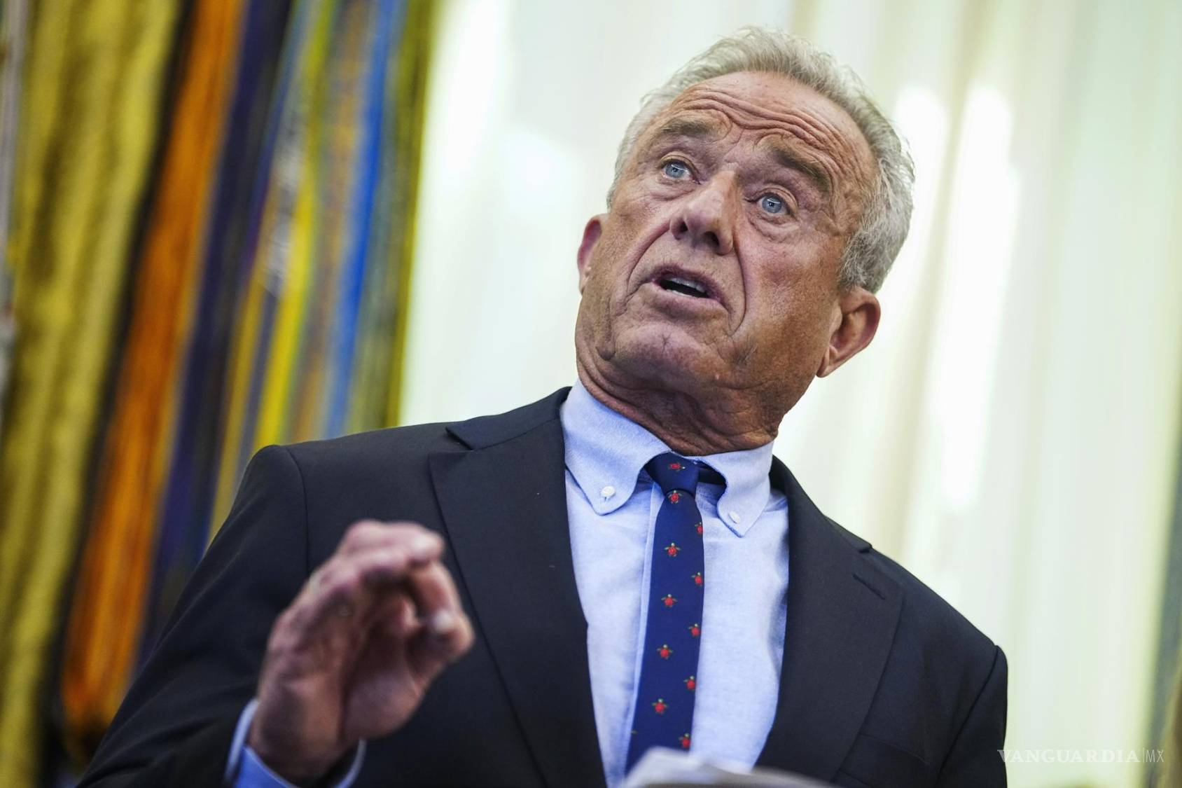 $!El secretario de Salud y Servicios Humanos de EE. UU., Robert F. Kennedy Jr., durante la firma de la orden ejecutiva sobre las vacunas infantiles.