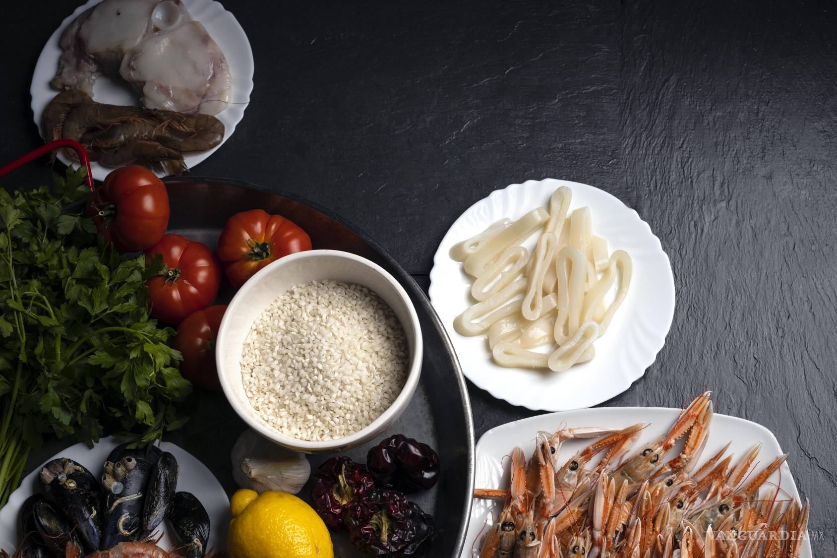 $!Elaborada a base de arroz de grano corto, azafrán y una combinación de carnes o mariscos, la paella se ha consolidado como un referente gastronómico en la capital de Coahuila.