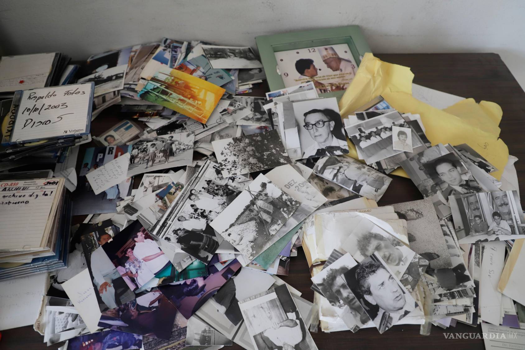 $!Unas fotografías yacen en la antigua redacción del periódico independiente Tribuna -que cerró dos años antes- en Campeche (México).