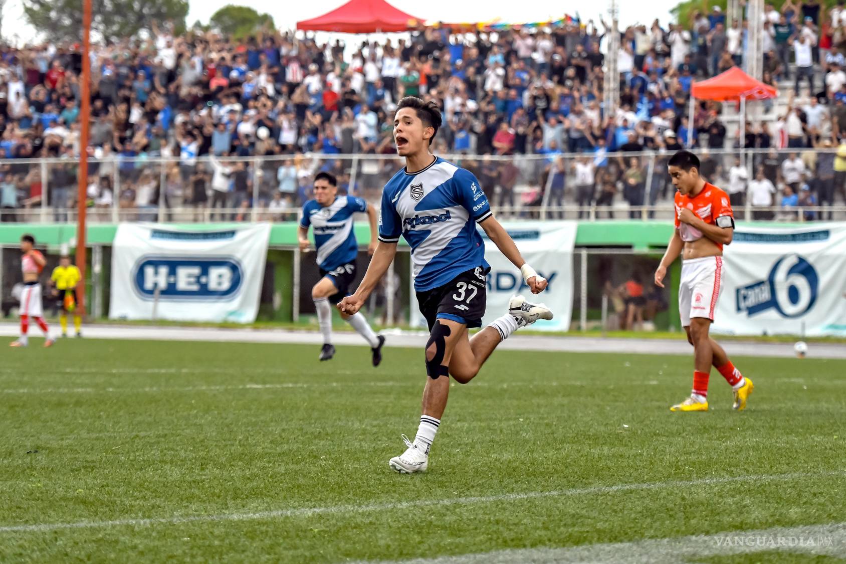 $!El ascenso y campeonato de Saltillo Soccer devolvieron al Estadio Olímpico una imagen que la afición esperaba desde hace años: gradas llenas y una ciudad ilusionada con su equipo.