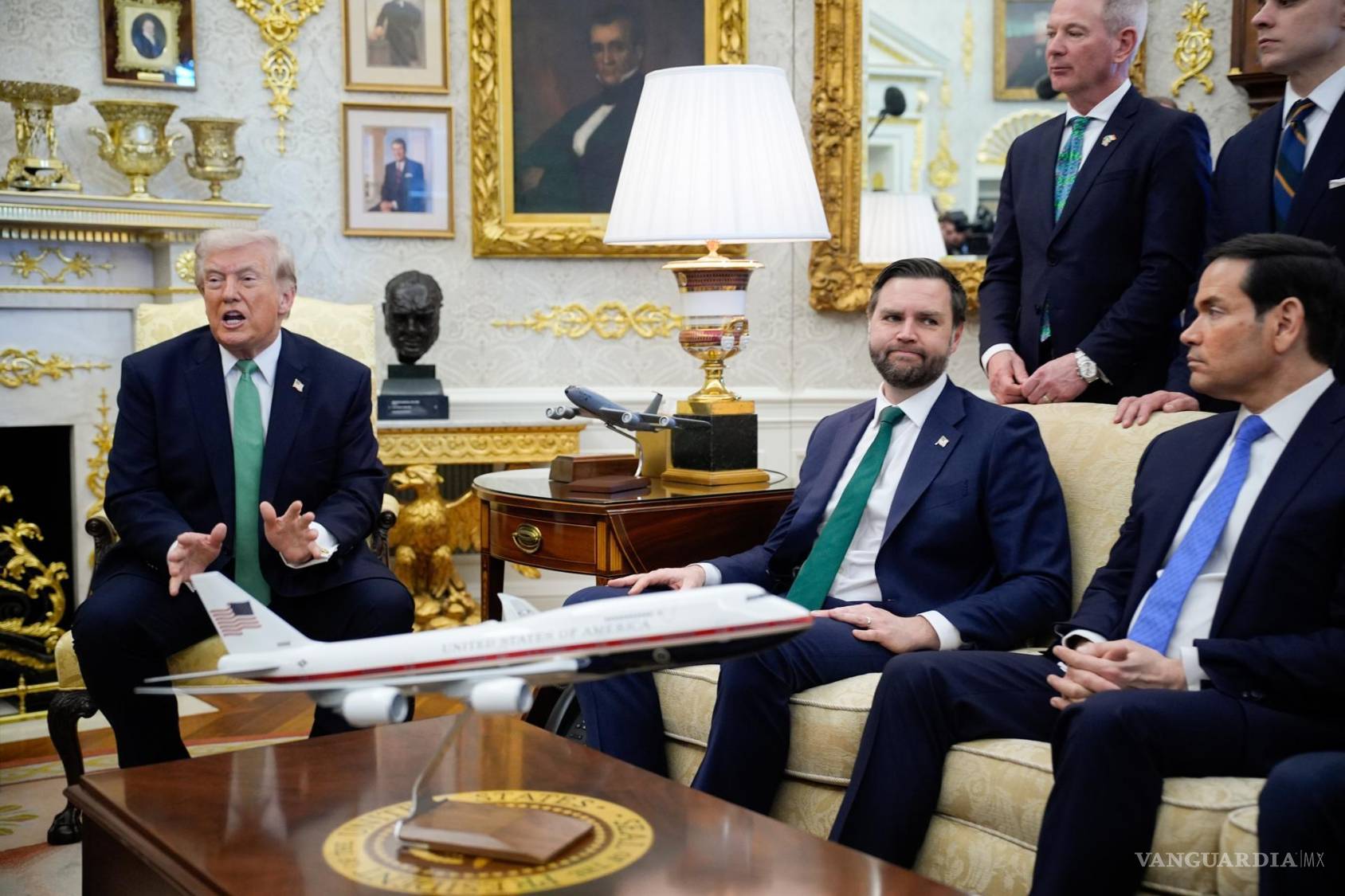 $!El presidente de Estados Unidos, Donald Trump, el vicepresidente JD Vance y el secretario de Estado Marco Rubio, en el Despacho Oval de la Casa Blanca.