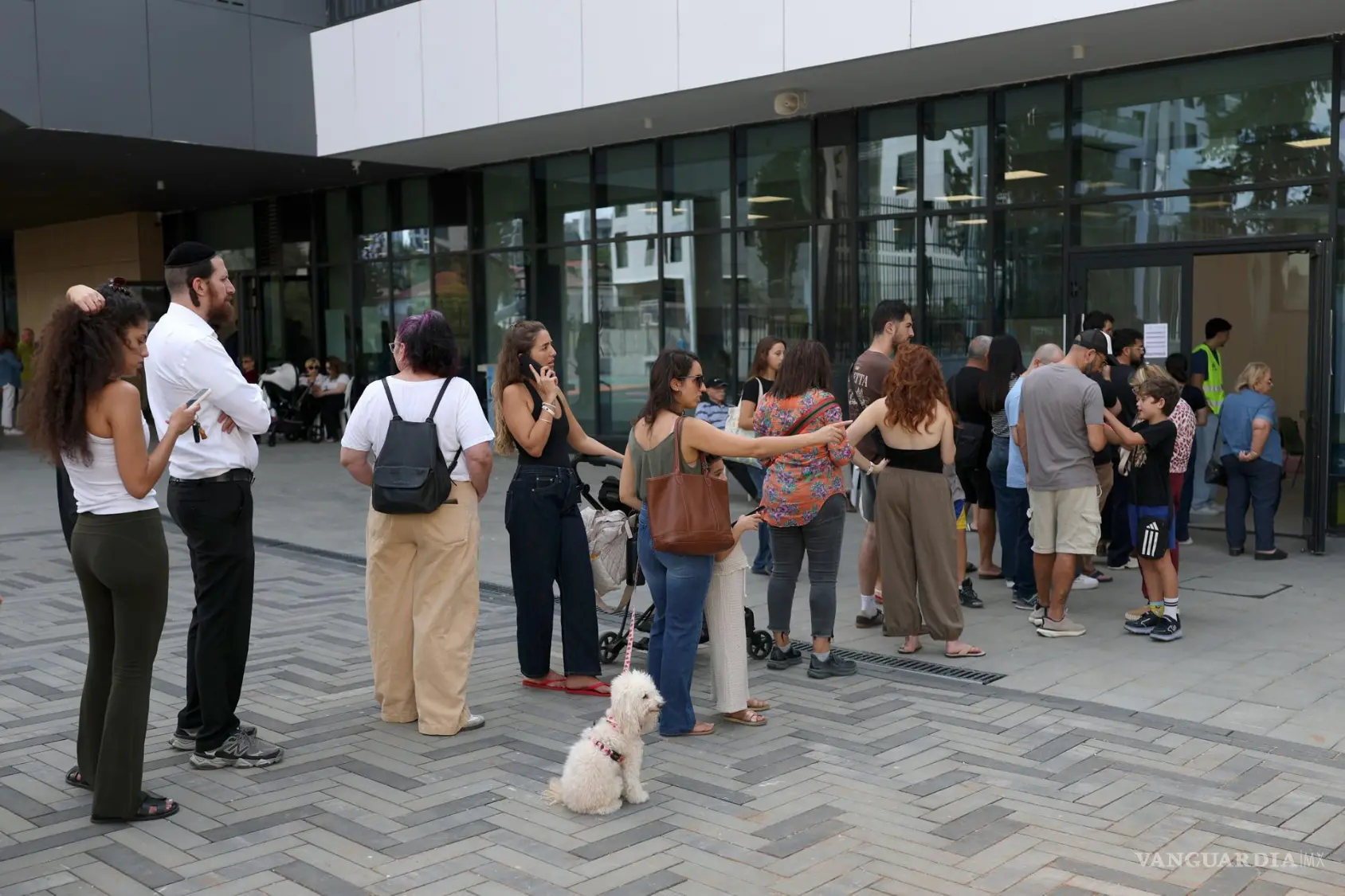 $!Israelíes hacen fila para votar en las elecciones a la 26.ª Knéset (parlamento) en la ciudad de Herzliya, cerca de Tel Aviv, Israel.