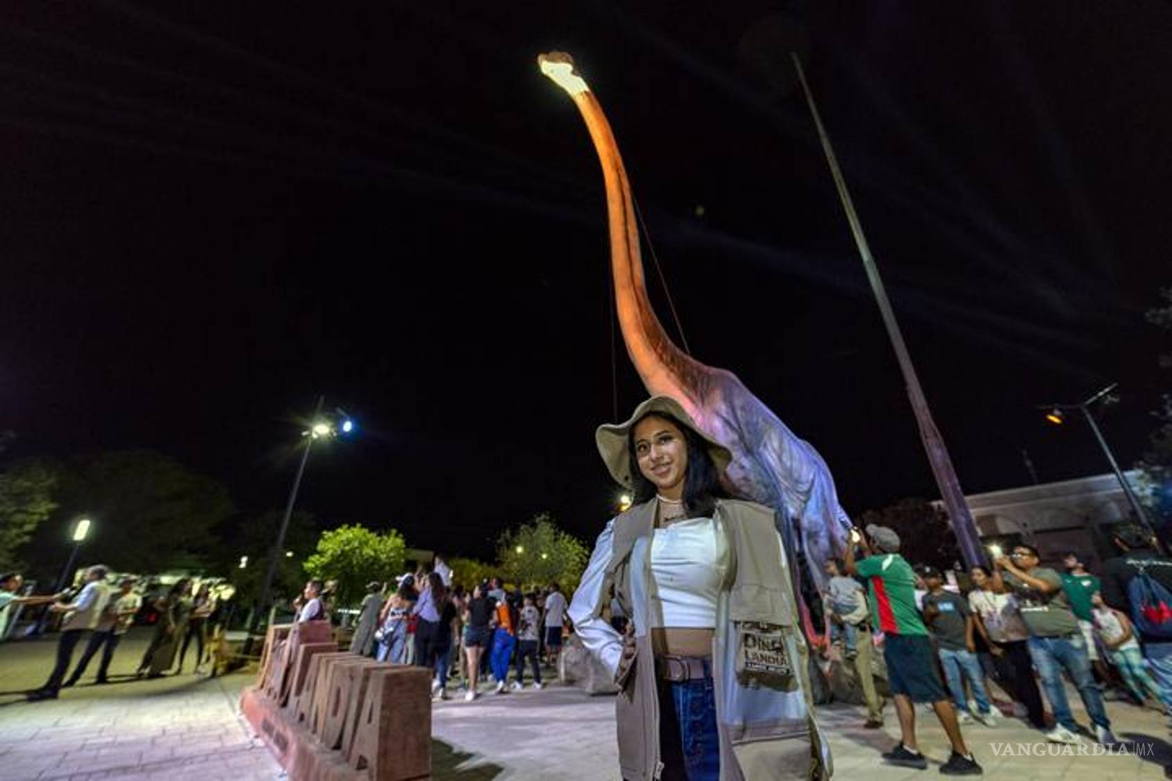 $!El parque temático “Dinolandia”, basado en la historia de la película Jurassic Park, cuenta con 13 dinosaurios robotizados.