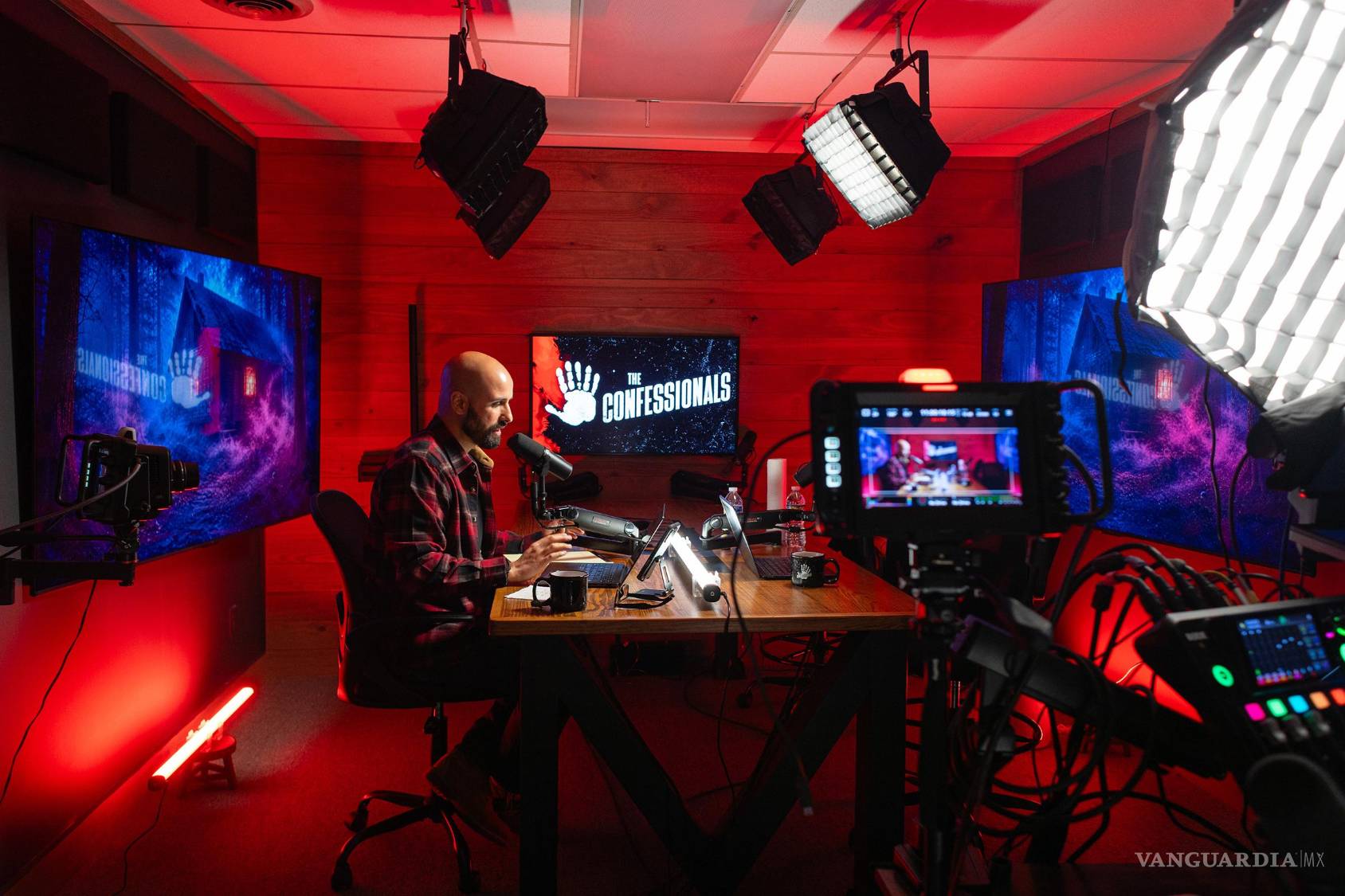 $!El presentador de podcasts Tony Merkel en su estudio en Maryville. La posibilidad de que exista vida inteligente en otros lugares del universo plantea inquietantes implicaciones teológicas.