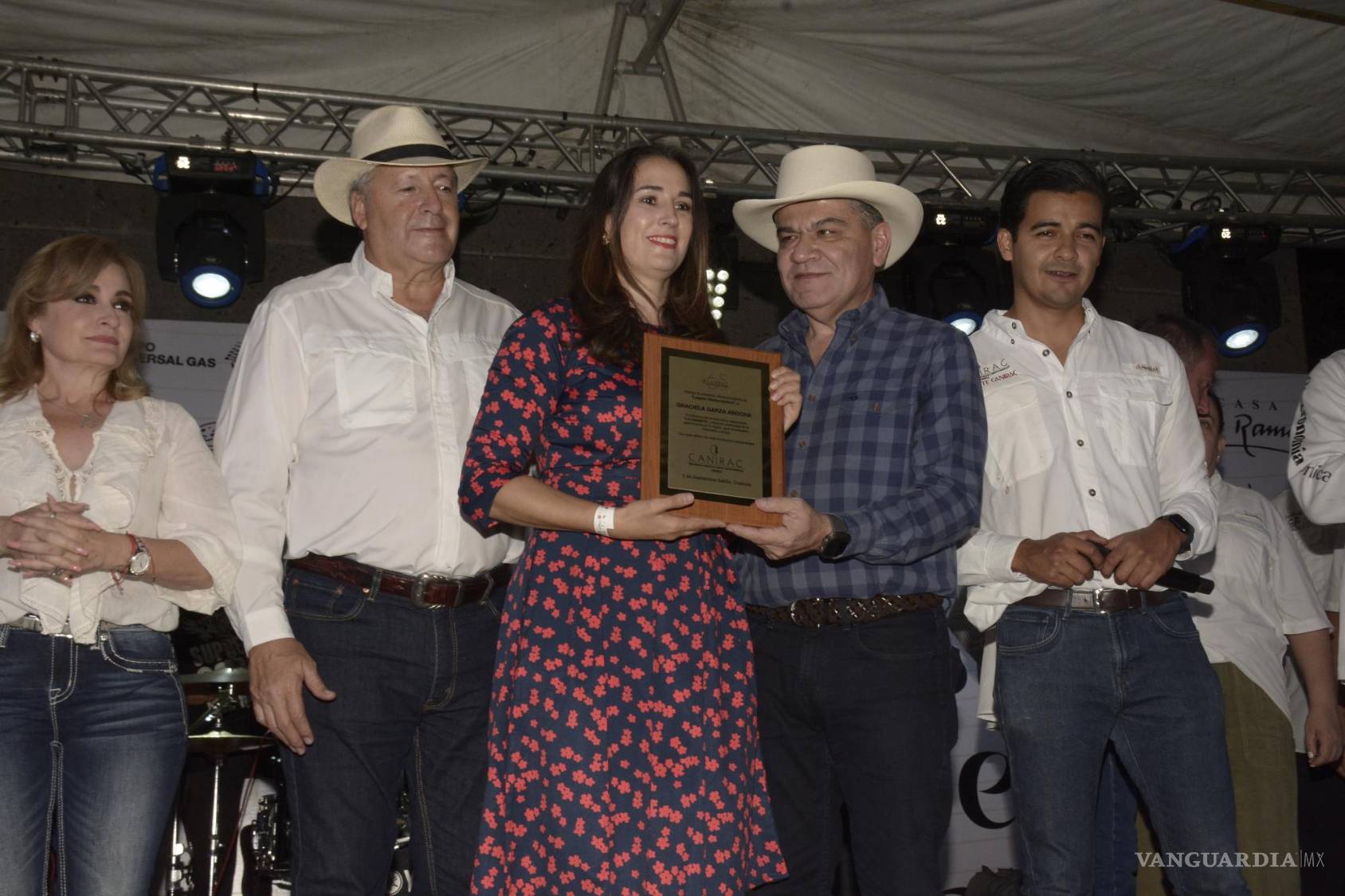 $!Familiares de Graciela Garza Arocha recibieron el reconocimiento.