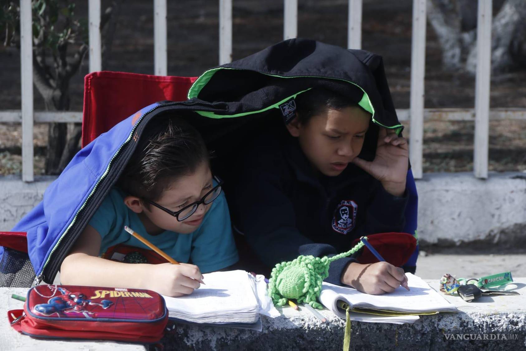 $!Padres de familia piden solución al problema que mantienen desde hace años con una persona con discapacidad psicosocial por adicciones que daña la escuela.