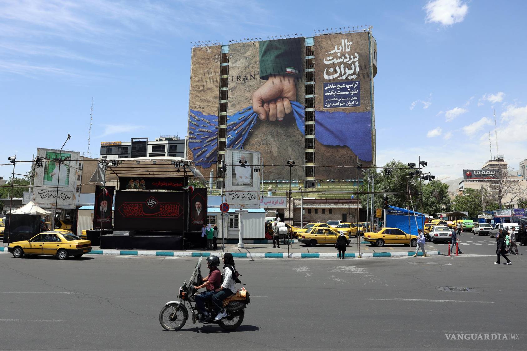$!Un gran mural antiestadounidense se exhibe en una plaza de Teherán; la imagen capta el ambiente de tensión y nacionalismo en la capital iraní, en medio de la “máxima presión económica” y el bloqueo impuestos por el gobierno de Trump.