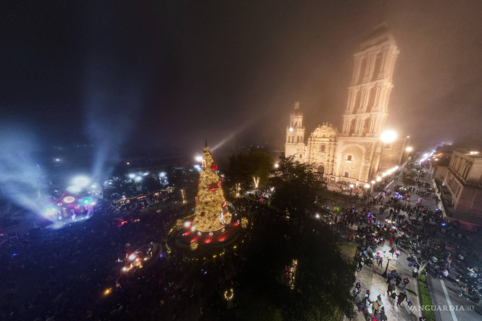 $!Tras la cuenta regresiva, el cielo se iluminó con pirotecnia que acompañó la inauguración del evento.