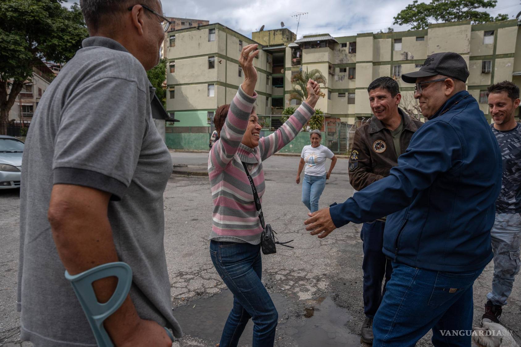 $!Ángel Godoy, quien pasó un año en prisión tras escribir columnas críticas al régimen de Maduro, es recibido en su domicilio tras su liberación en Los Teques, Venezuela.