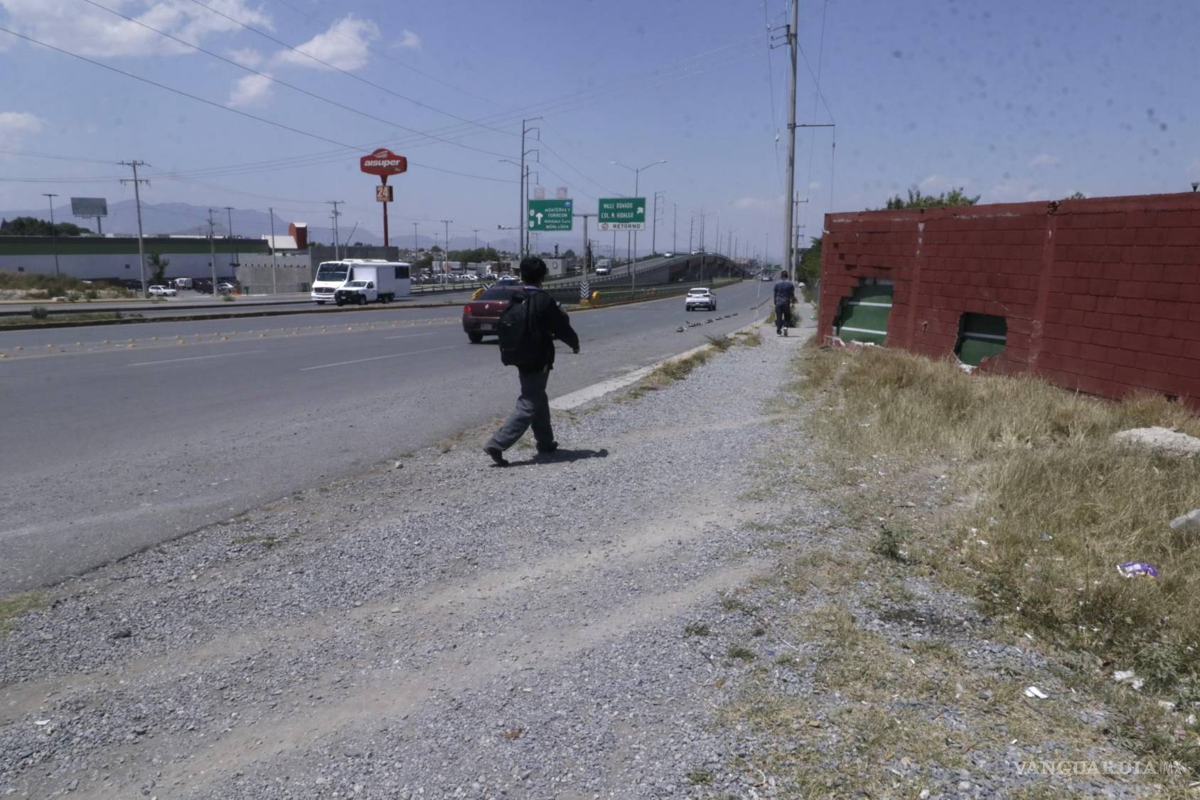 $!Las huellas del vehículo aún están visibles en el lugar del fatal accidente.