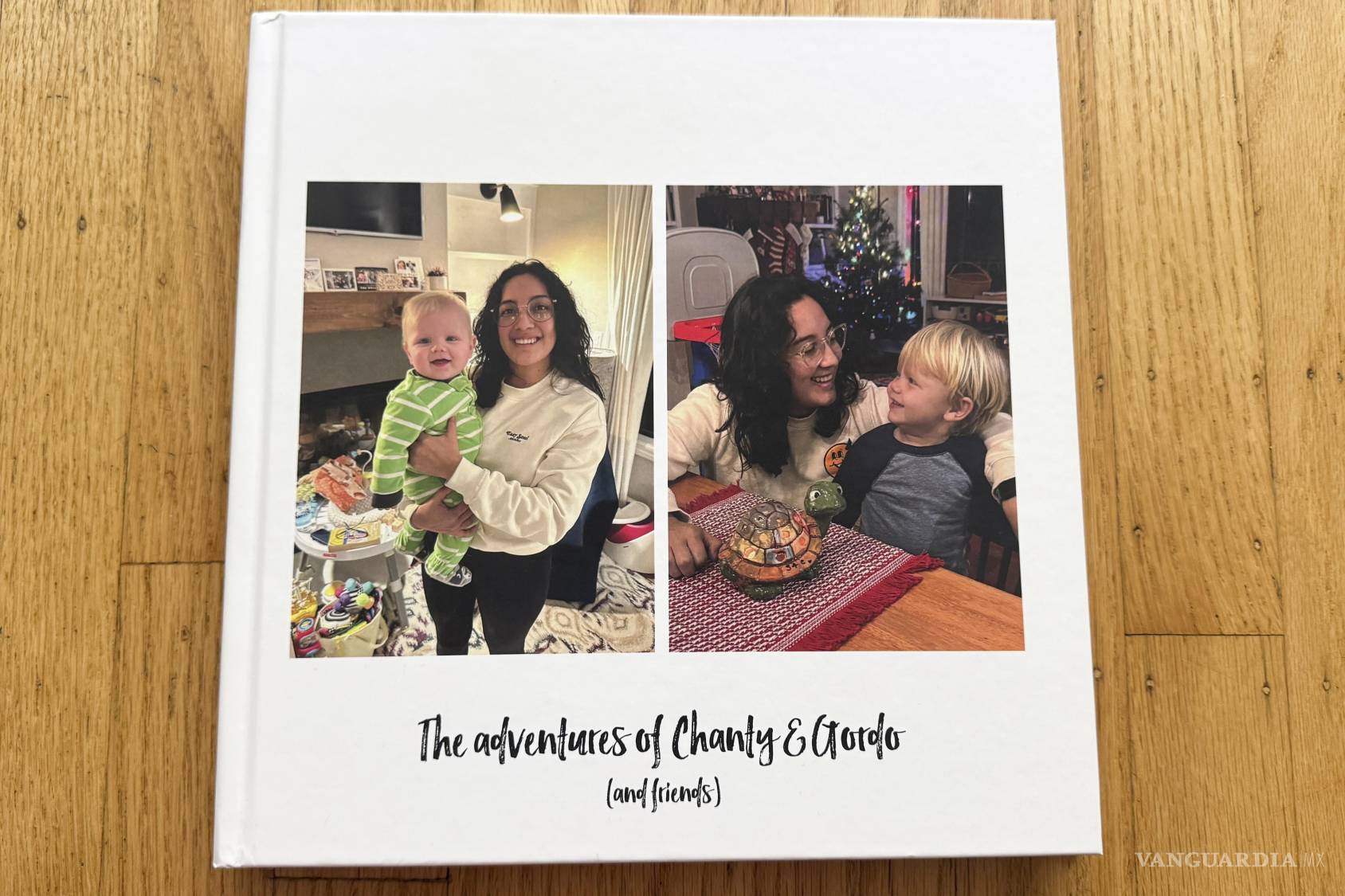 $!Foto de un álbum de fotos personalizado hecho para Chantal Rojas por Lauren y Scott Cahr, quienes la contrataron para cuidar a sus hijos.